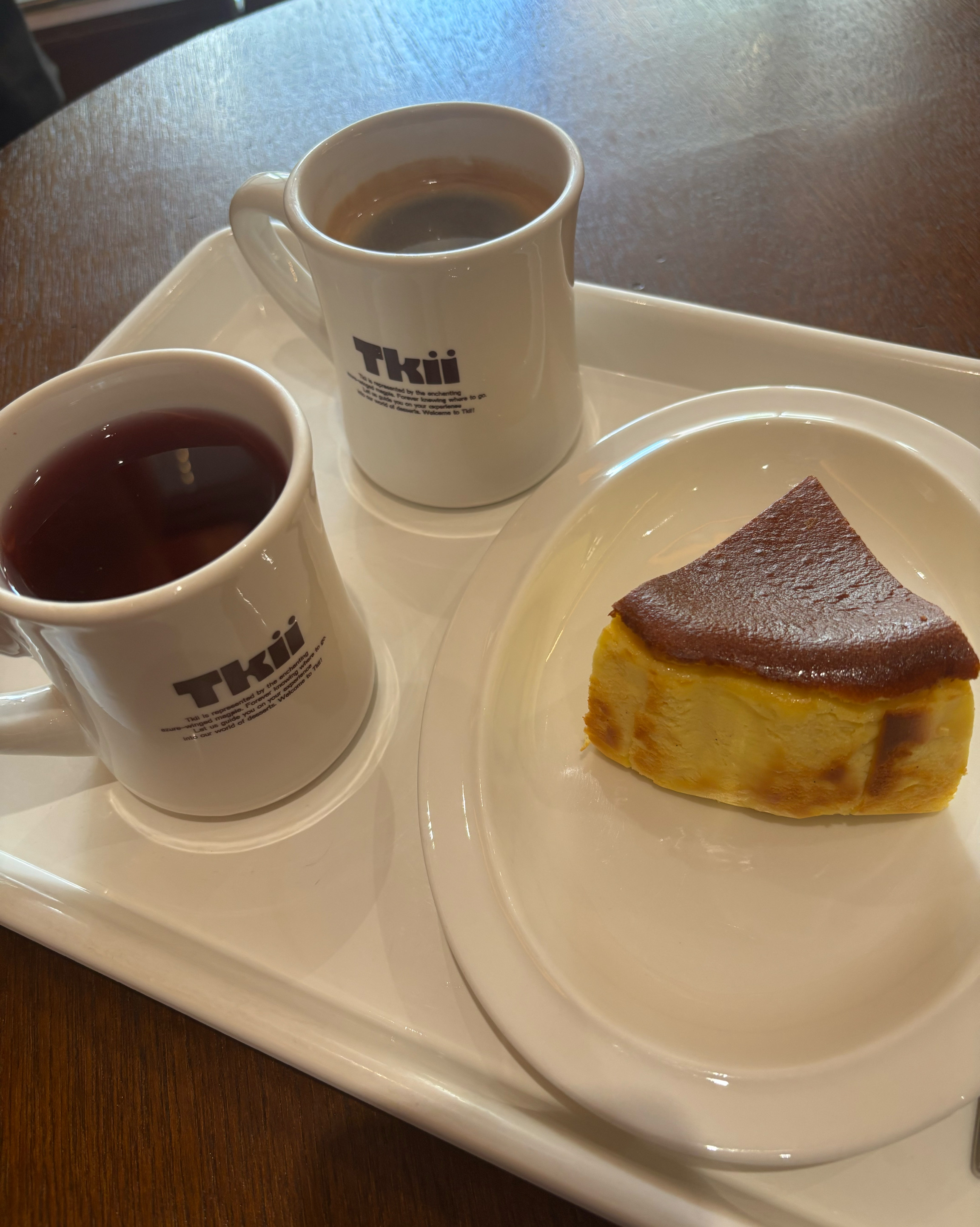 커피, 베리허브차랑 오리지널 바스크 넘 맛있어요! 케이크가 달달하고 부드럽고 안에 커스터드