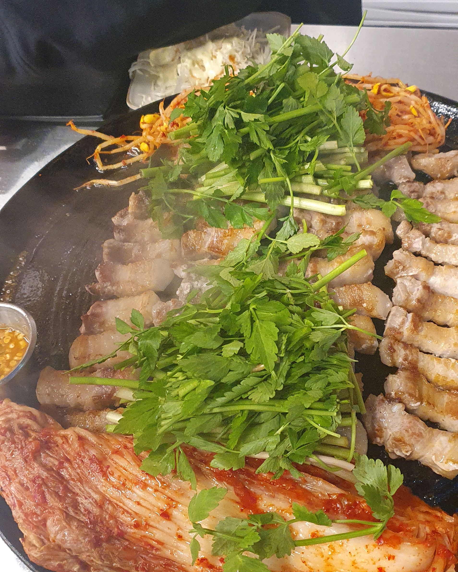 고기 질 좋고 김치, 콩나물, 미나리랑 구워먹으니 정말 맛있게 먹었어요. 계란찜도 맛있어서