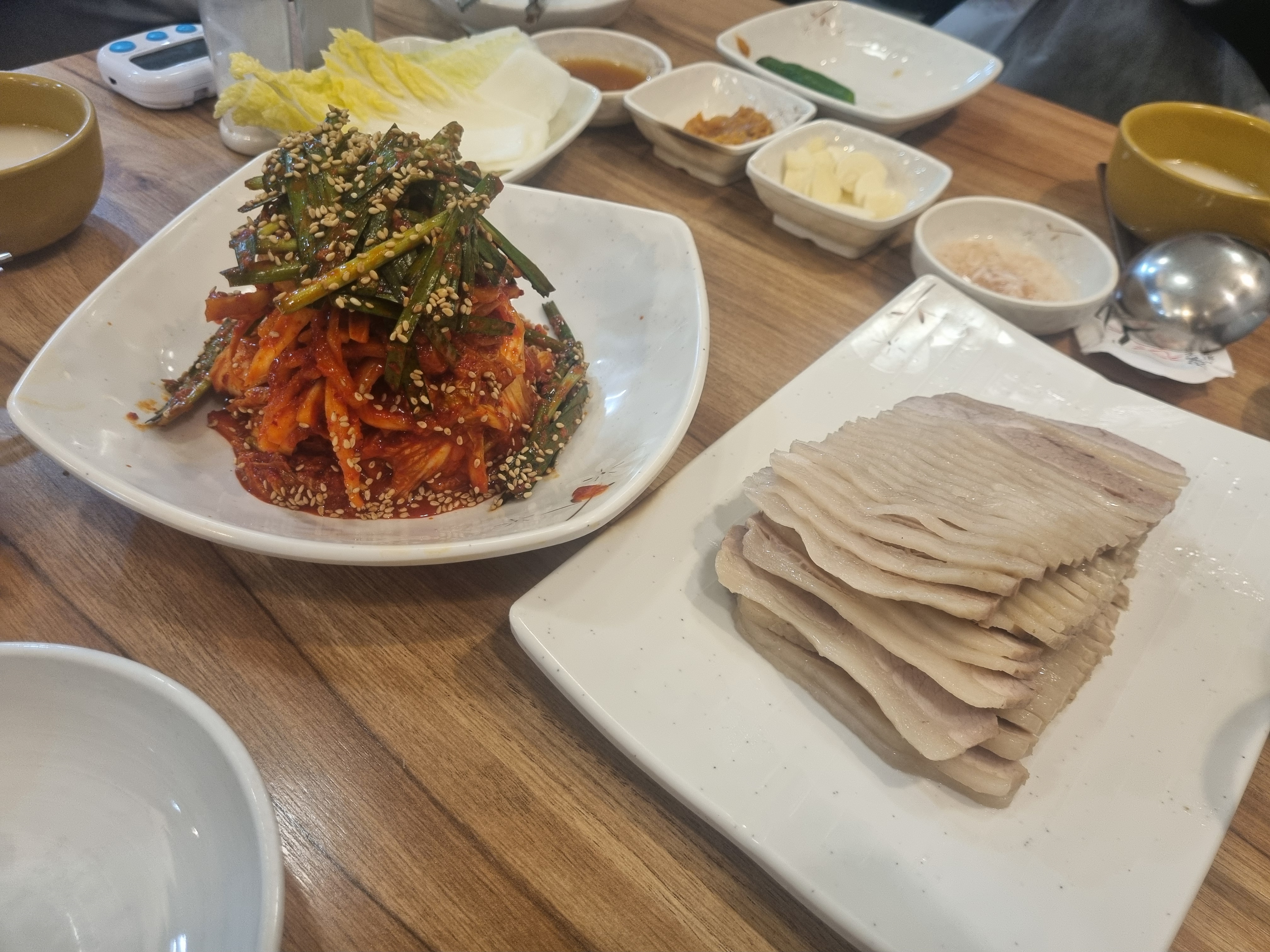 고기도 너무 맛있고 밑반찬도 다 맛있어요 👍 고기도 너무 부드럽고 김치도 남도식이라 고기랑