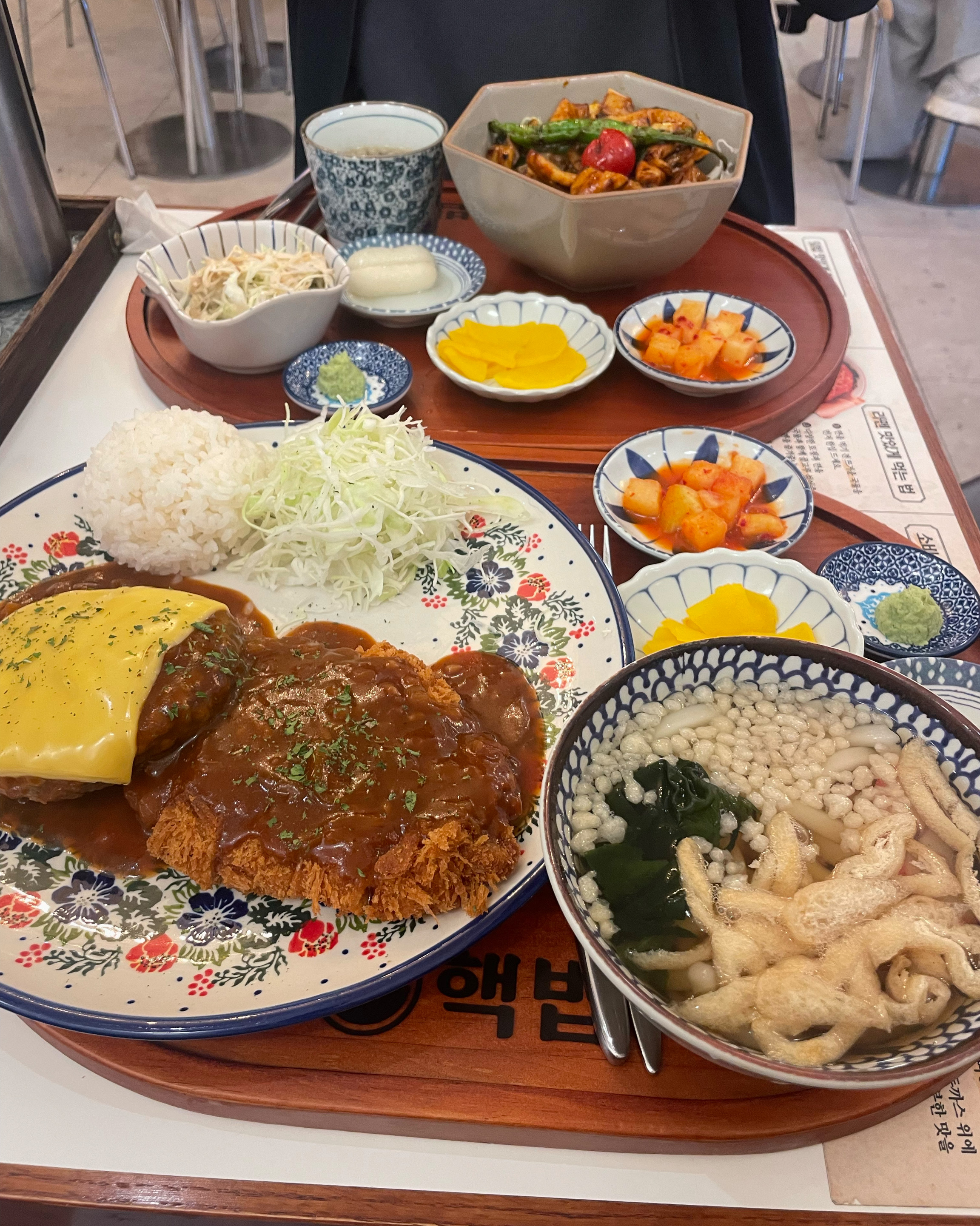 돈까스랑 덮밥 둘다 구성 알차고 맛있어요! 메뉴가 다양해서 담에 또 오고싶어요! 직원분 친