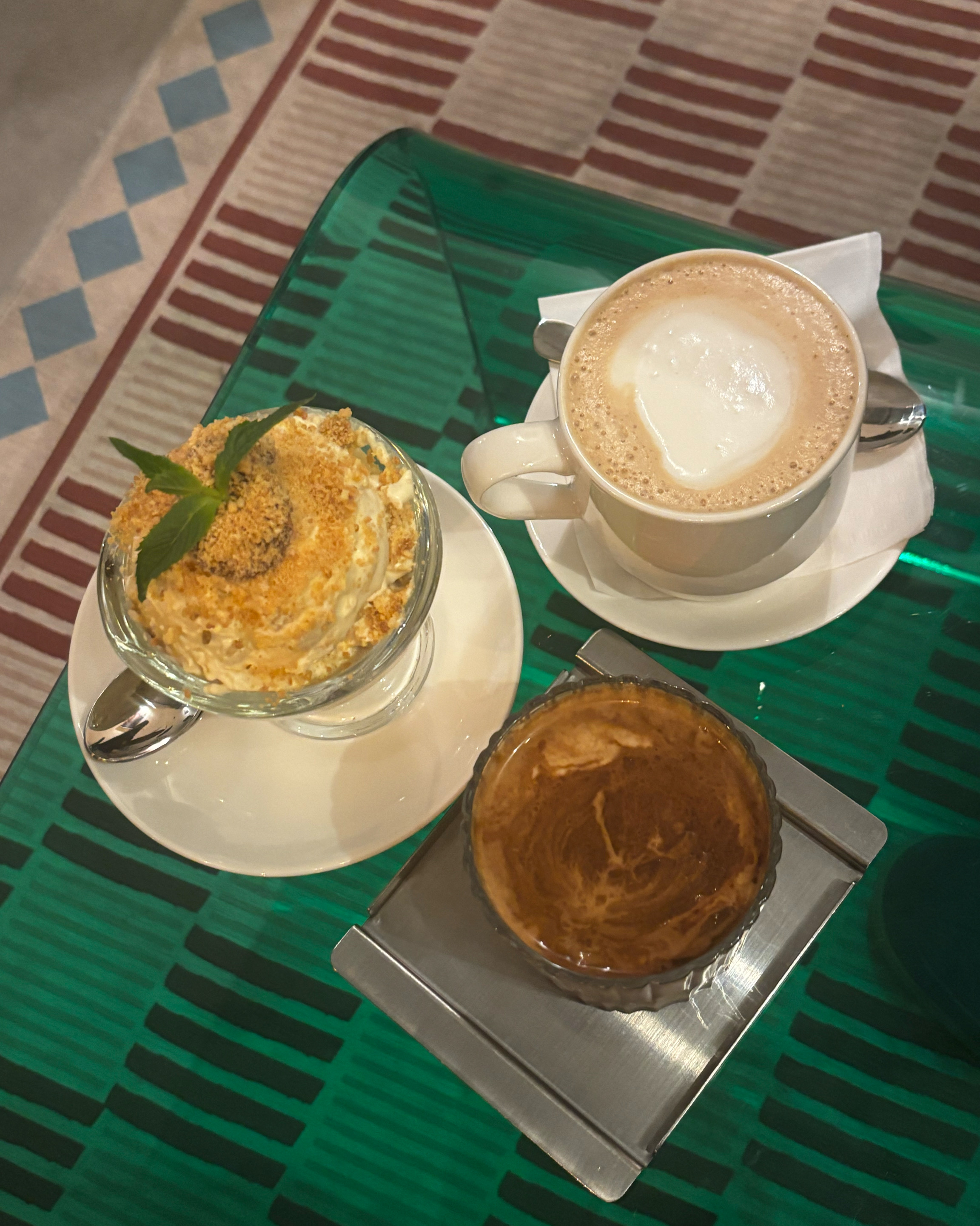 직원분들도 모두 친절하시고 커피랑 바나나푸딩 다 맛있어요! 코코넛 커피랑 올위크라떼 마셨는