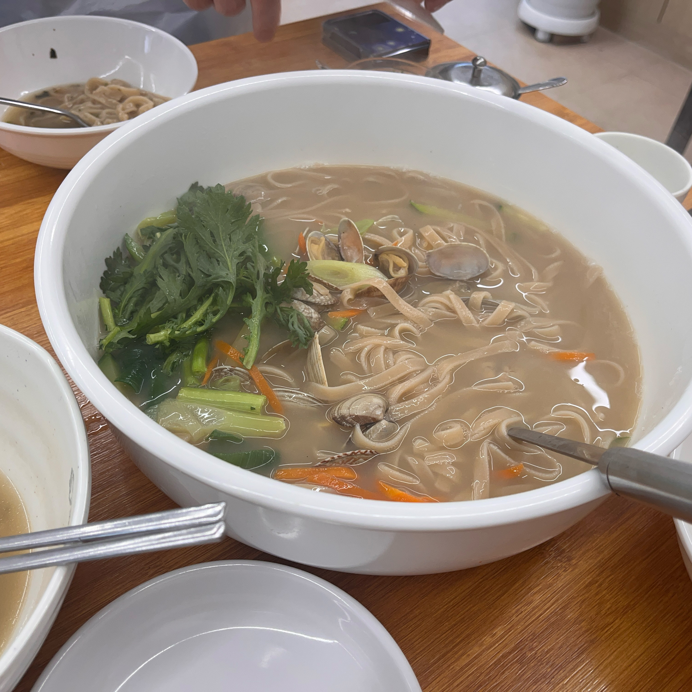 국물이 끝내주고 쌀면은 처음 먹었는데 식감 좋았어요 ㅎㅎ - 인천 맛집 최부영칼국수