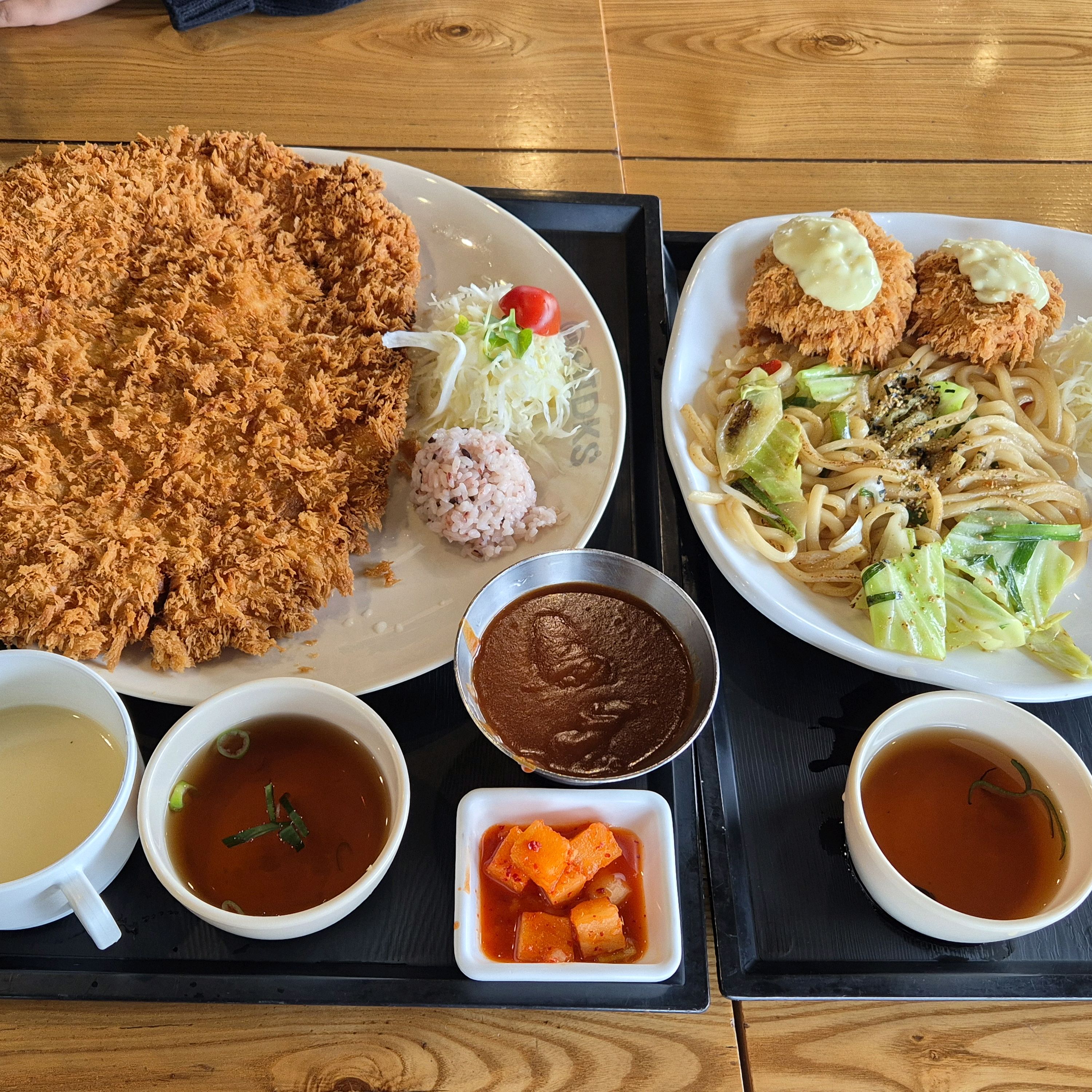 친절하고 음식도 빨리 나와요. - 검단 맛집 홍익돈까스 검단점