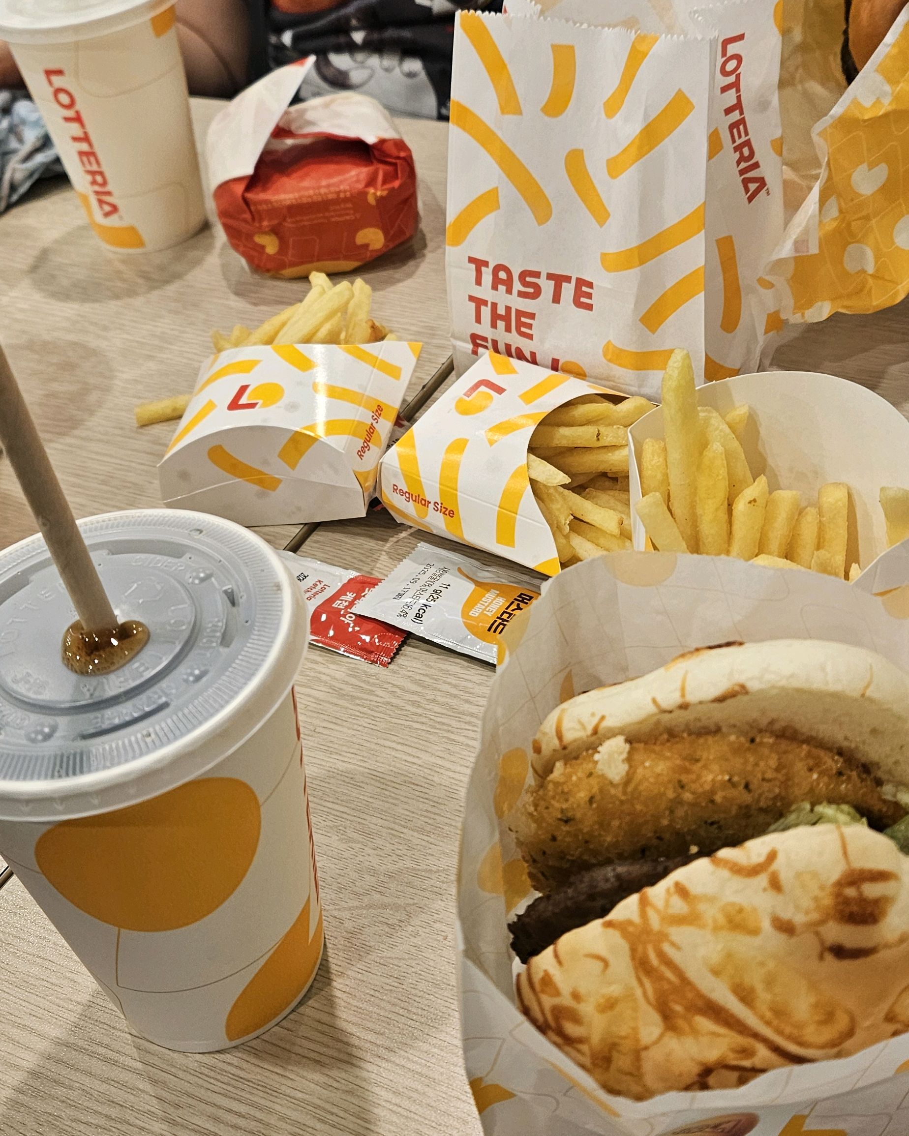 늦게까지 영업하는 곳이라서 사람이 많긴 하지만 맛있어요 - 제주 맛집 롯데리아 제주공항국내선탑승점