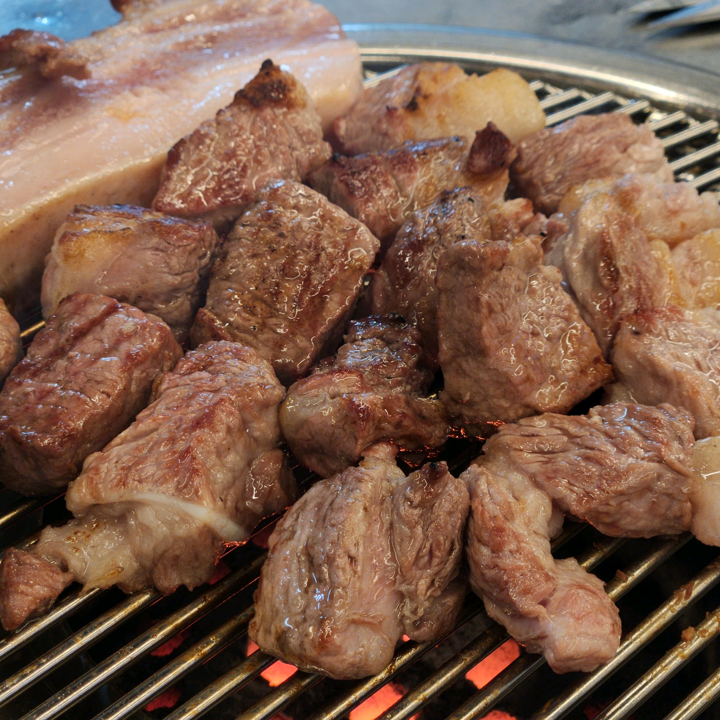 고기를 직접 구워주셔서 편하게 맛있게 먹을 수 있었어요! - 천호동 맛집 돈사돈 강동직영점