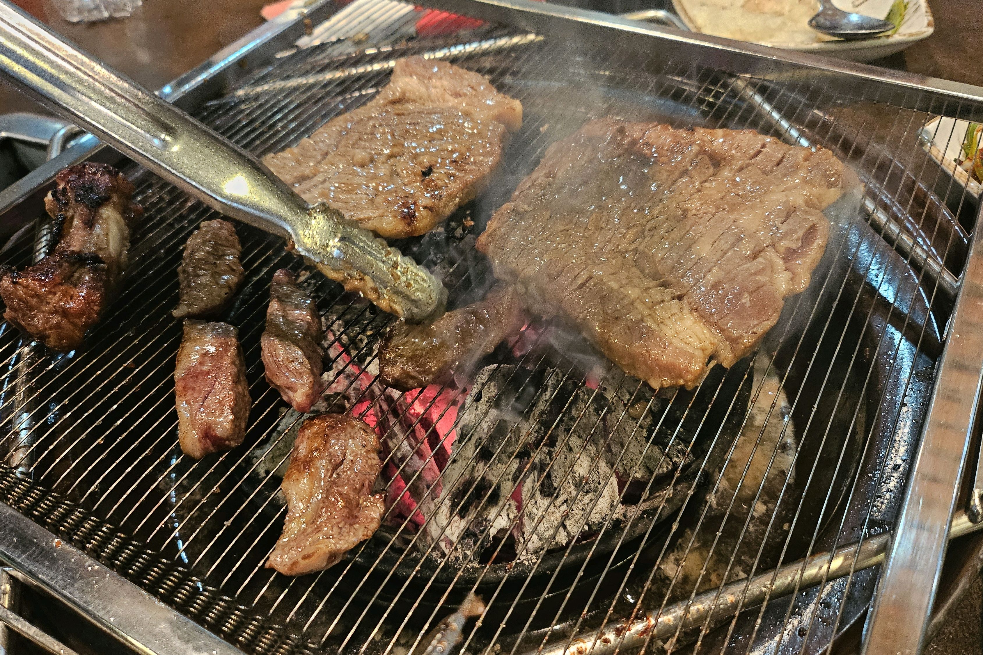 먼저 고기 질도 너무 좋았는데 맛있기까지해요. 양념갈비가 특히 맛있았던거 같네요~ 그리고