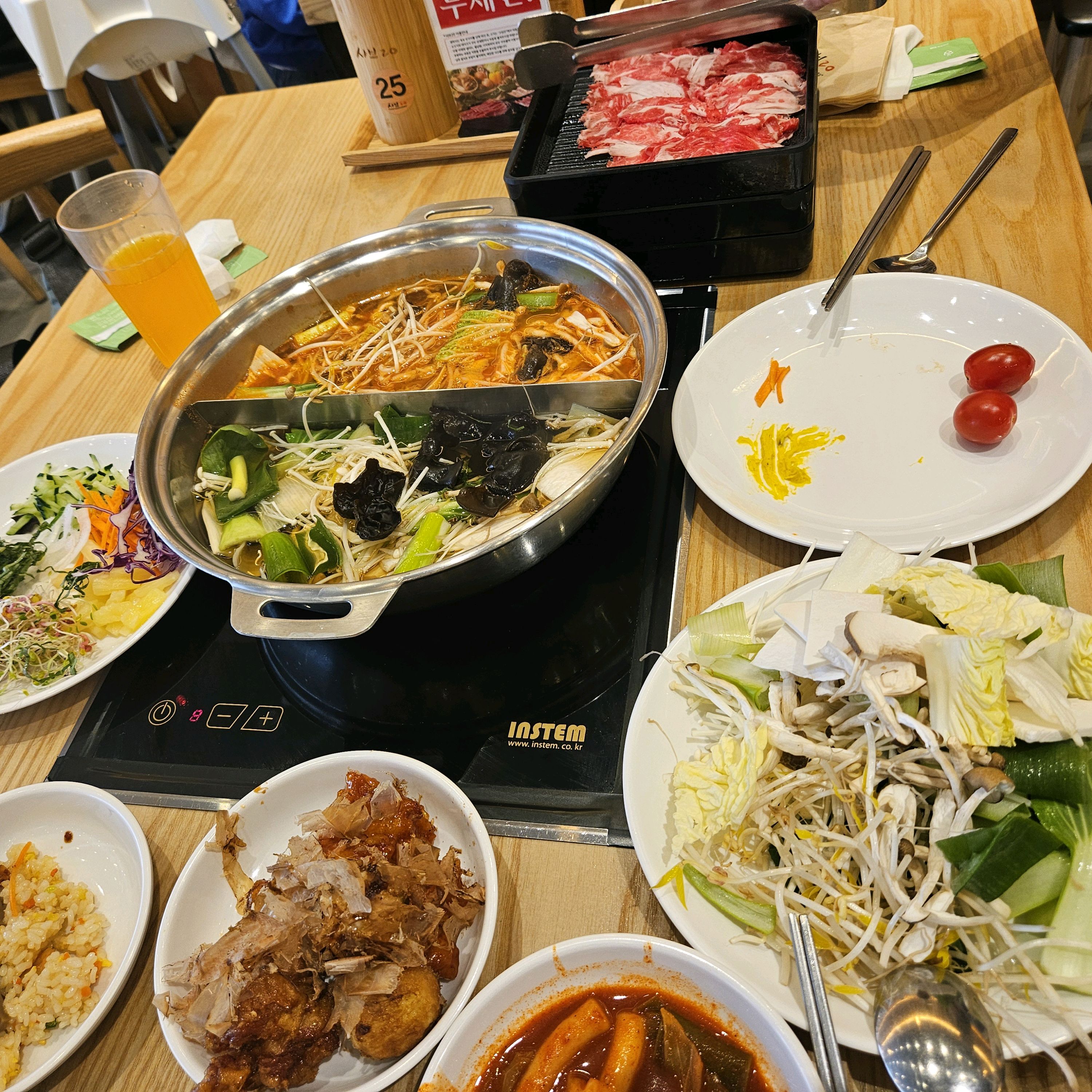 싱싱한 채소와 무한 제공 소고기로 샤브샤브, 다양한 사이드 메뉴 그리고 마지막 아포카토까지