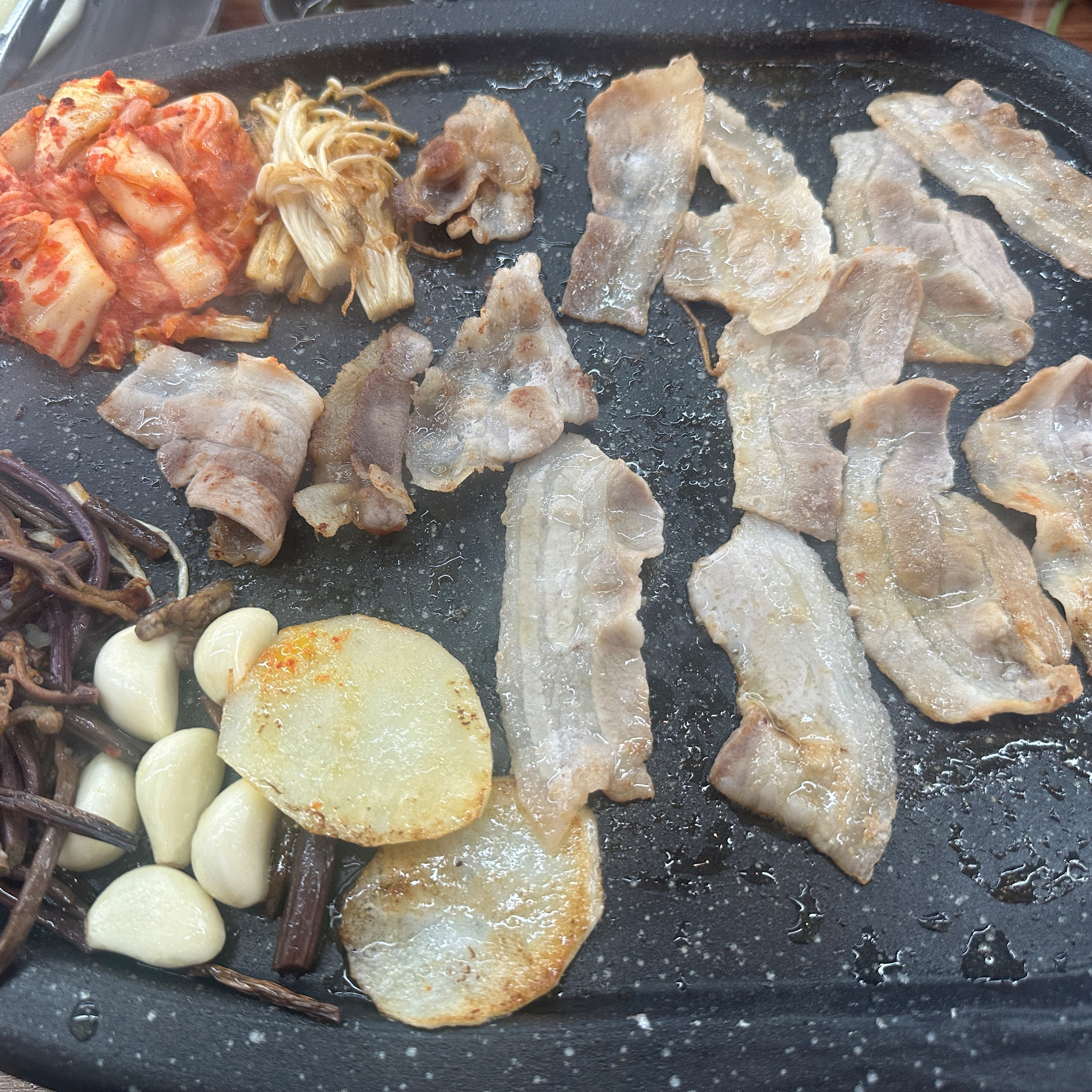 넓은 내부이고 가게 앞,뒤로 널찍한 주차장이 있는 식당이라 편하게 방문했어요 가성비 있는