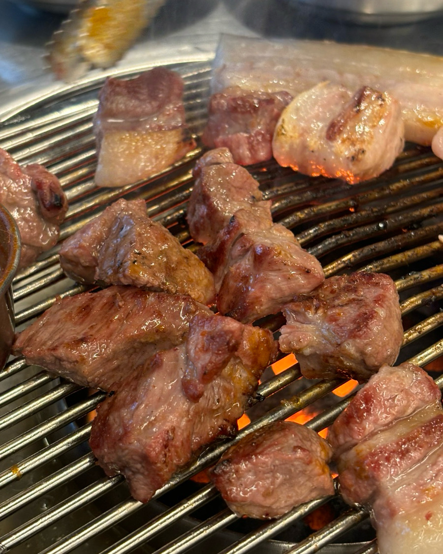 저희는 가만히 앉아만 있고 사장님이 다 구워주십니다ㅠㅠ 첫 입은 말모 당연 소금에 찍은 목