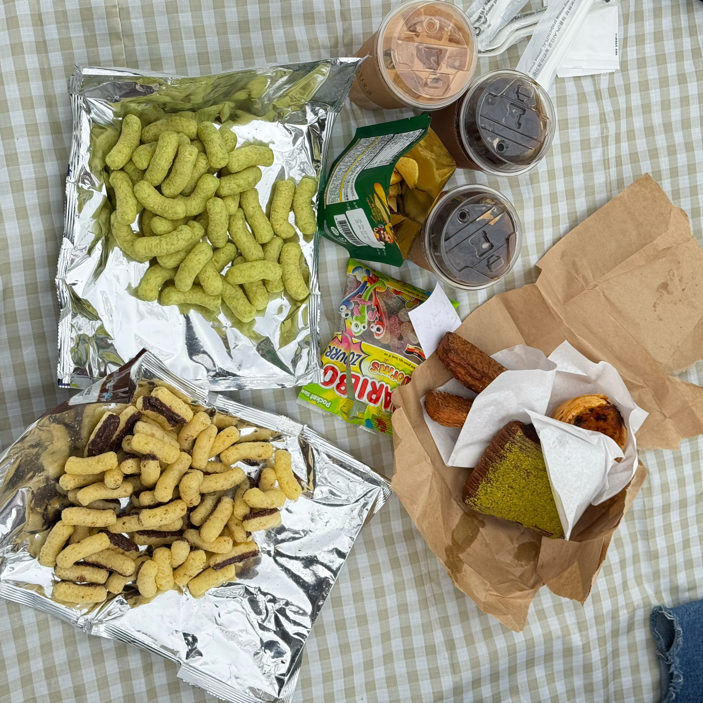 피크닉 가면서 빵 맛있어 보이길래 샀어요. - 대전 맛집 빵 한모금
