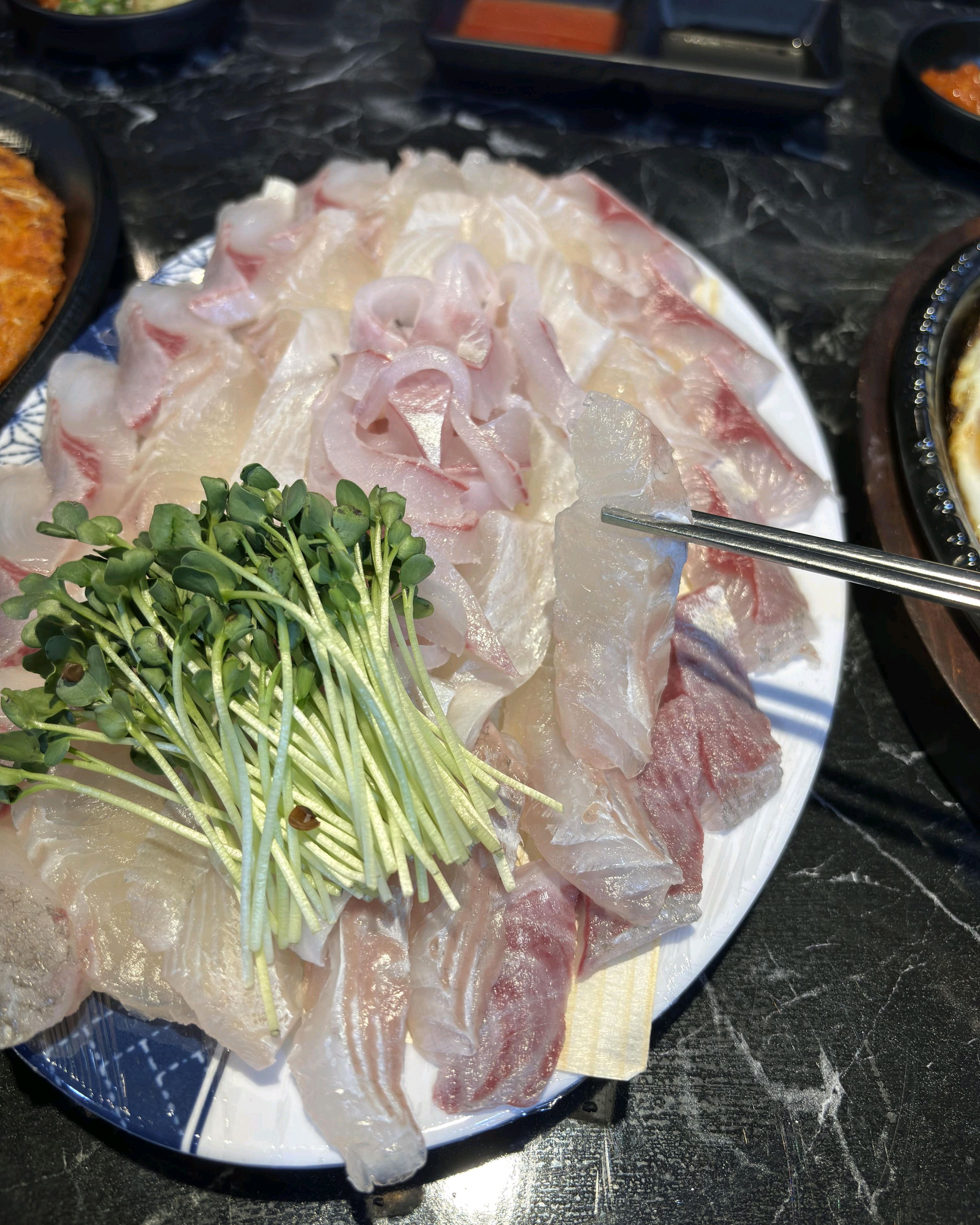 부산횟집추천 검색해서 방문했는데 기대 이상이었어요. 회가 전반적으로 신선하고 매운탕까지 잘