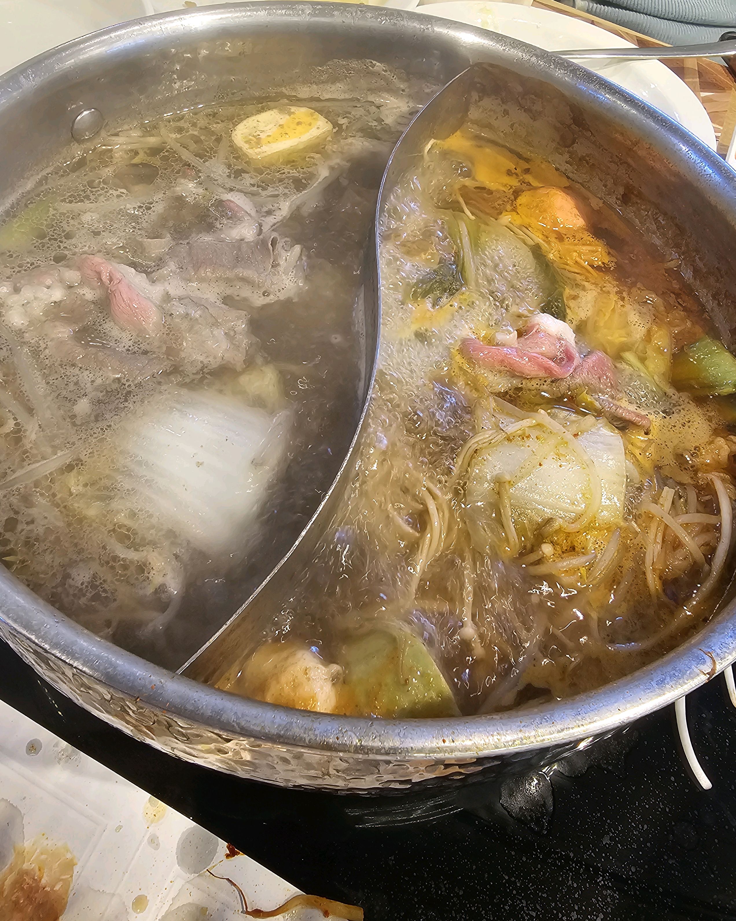 맛있어요 ! 직원분들도 친절하시고 새로 오픈했다 해서 왔는데 오길 잘한 것 같아요 샐러드바
