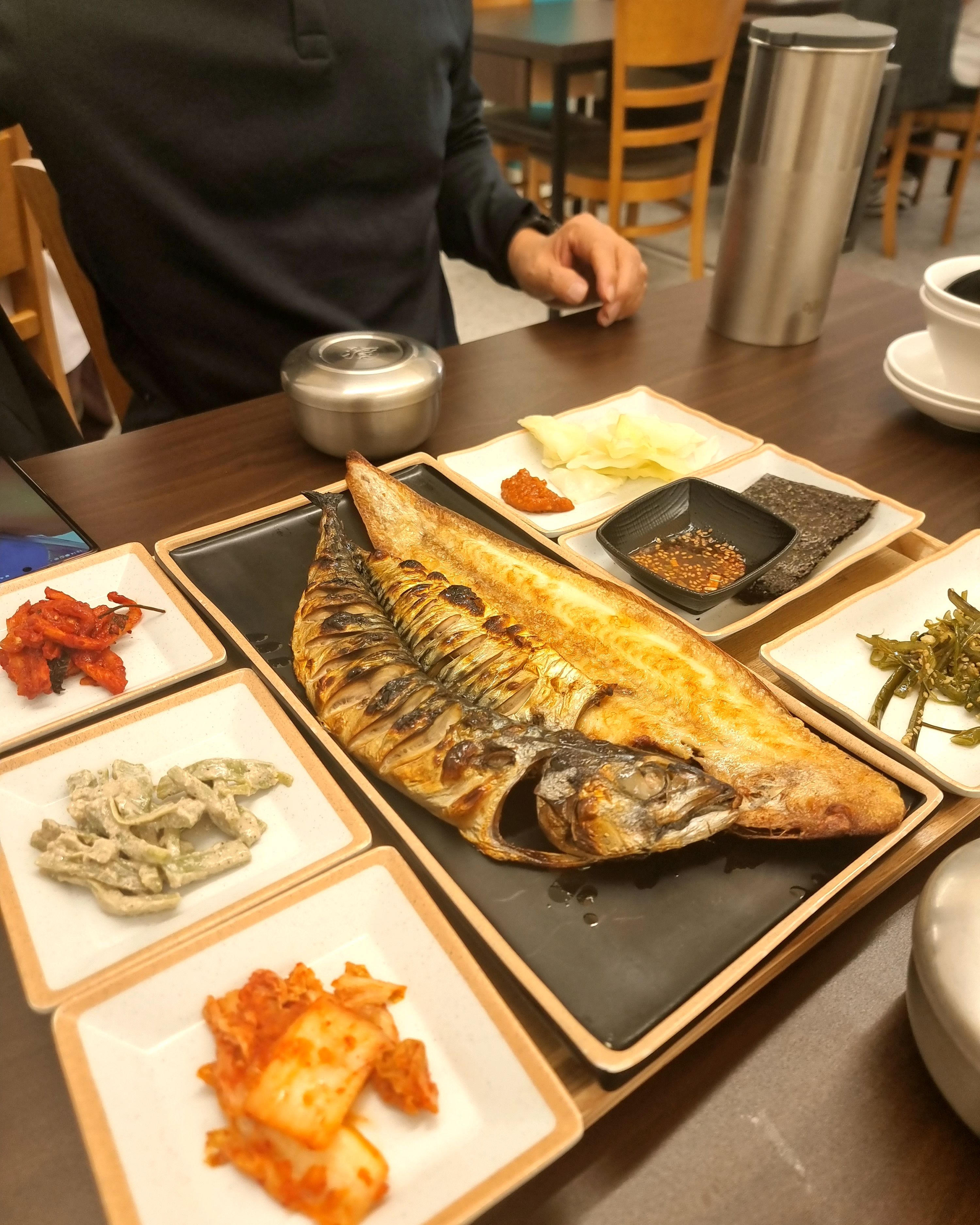박대구이 고등어구이 시컸는데 짜지않고 부드럽고 촉촉해서 좋았어요~ 반찬도 깔끔하고 - 천호동 맛집 92화덕구이