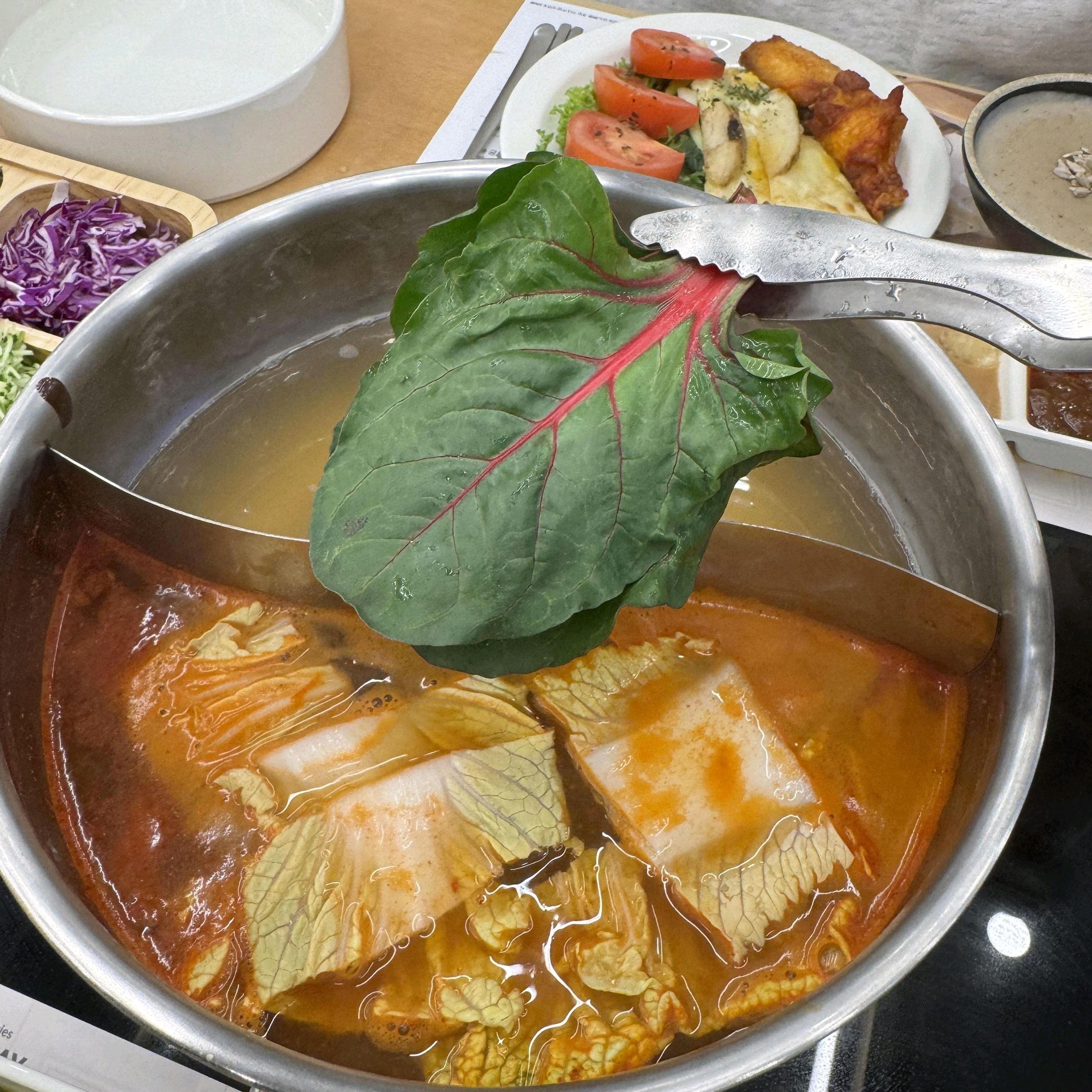 만족스러운 샤브샤브 맛집이네요 무제한으로 먹을 수 있어서 더 좋았어요 프리미엄 소고기 육질