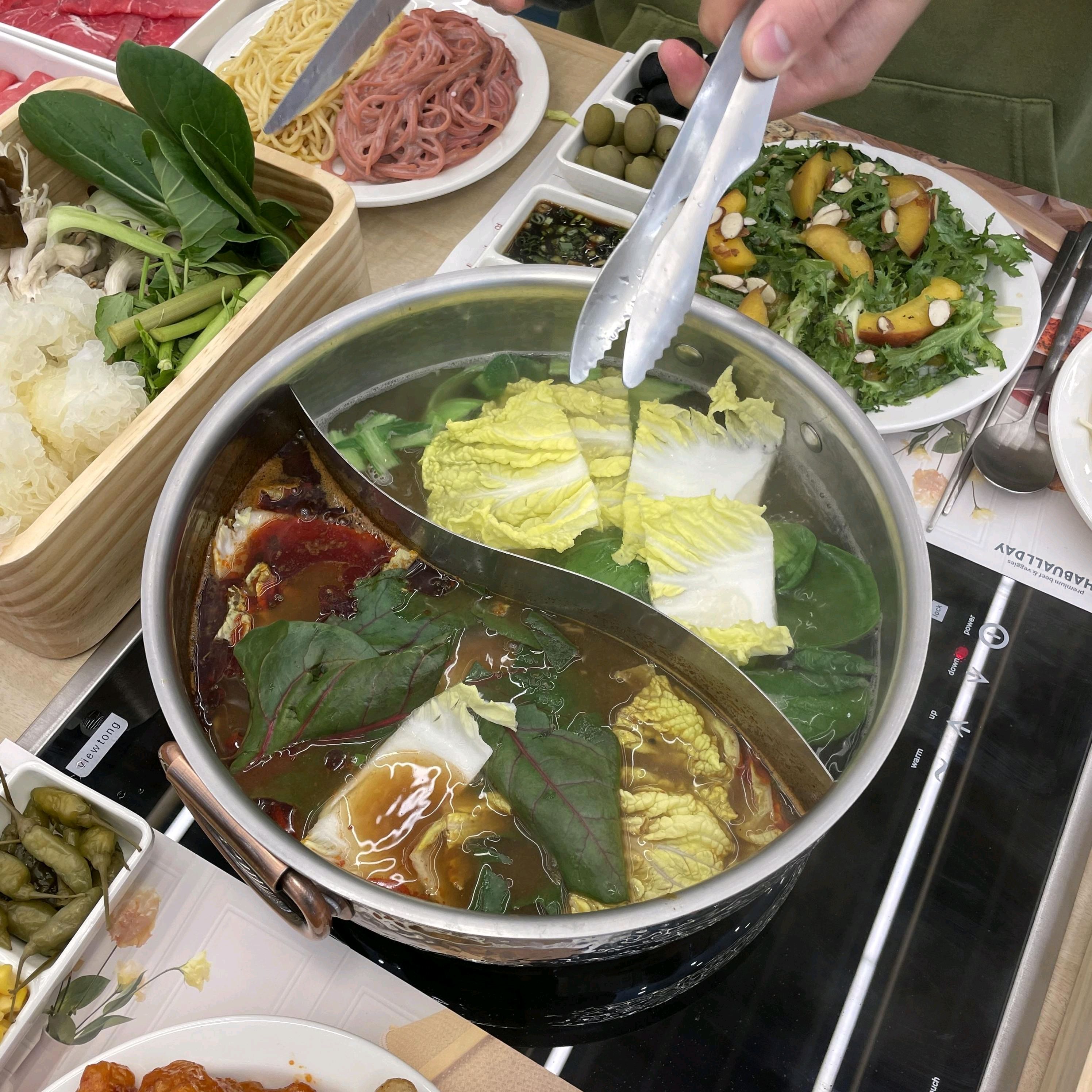월남쌈 먹으면서 샐러드바도 무제한으로 즐기고 디저트까지 맛볼 수 있어서 좋았어요. 죽이랑