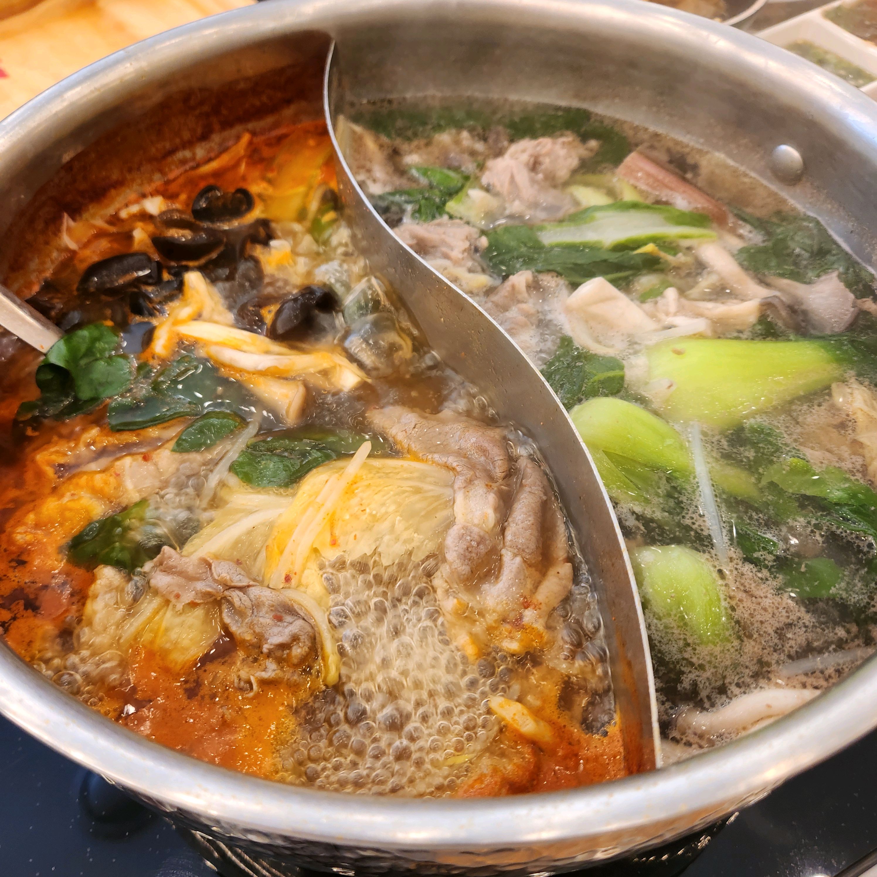 매장이 넓고 쾌적하고 인테리어가 예뻐요! 샤브샤브 월남쌈이 진짜 맛있는데 소스도 다양하게