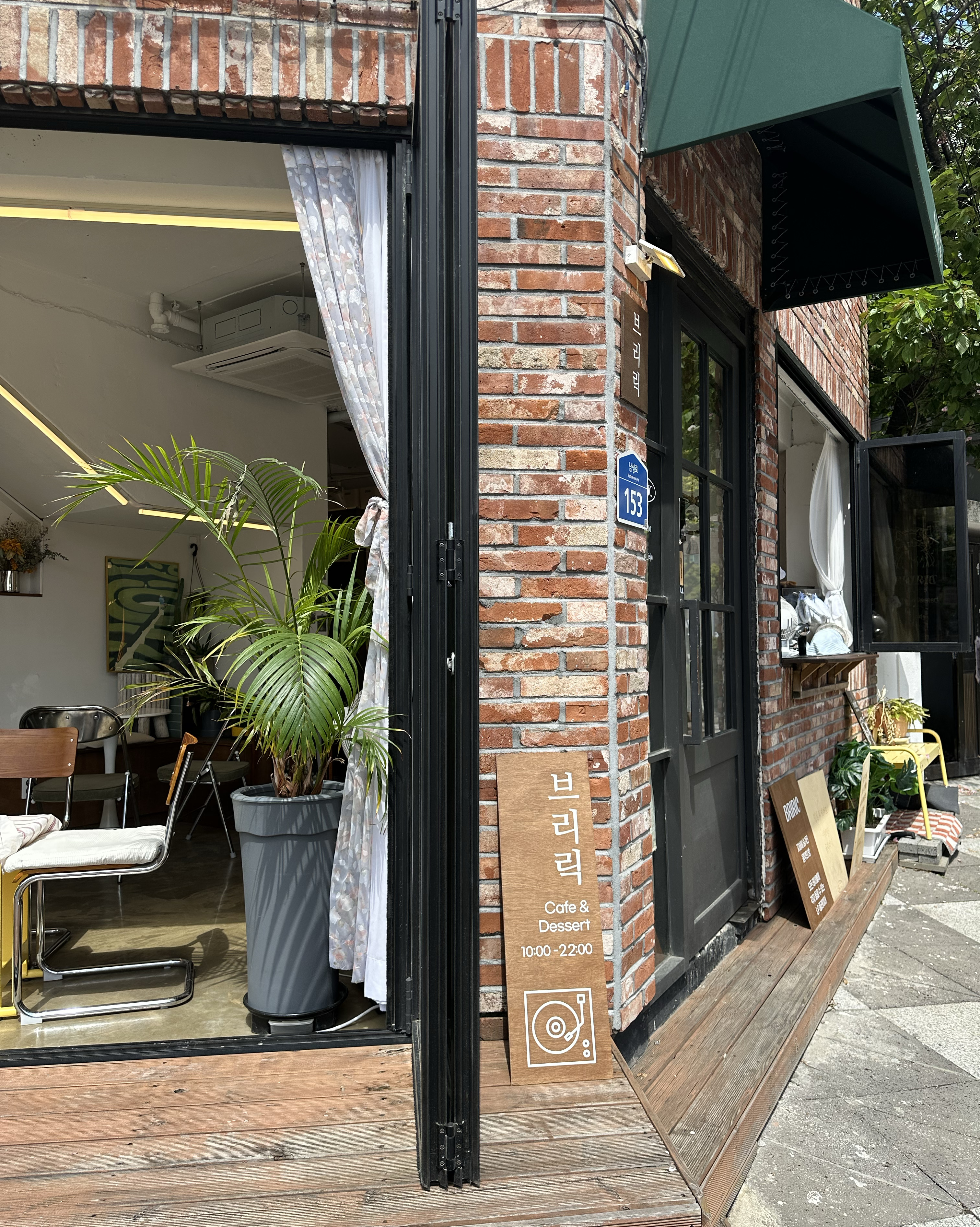 가게 분위기, 인테리어, 음악, 맛, 친절함, 사랑스러운 고양이까지 하나도 빠짐없이 너무나