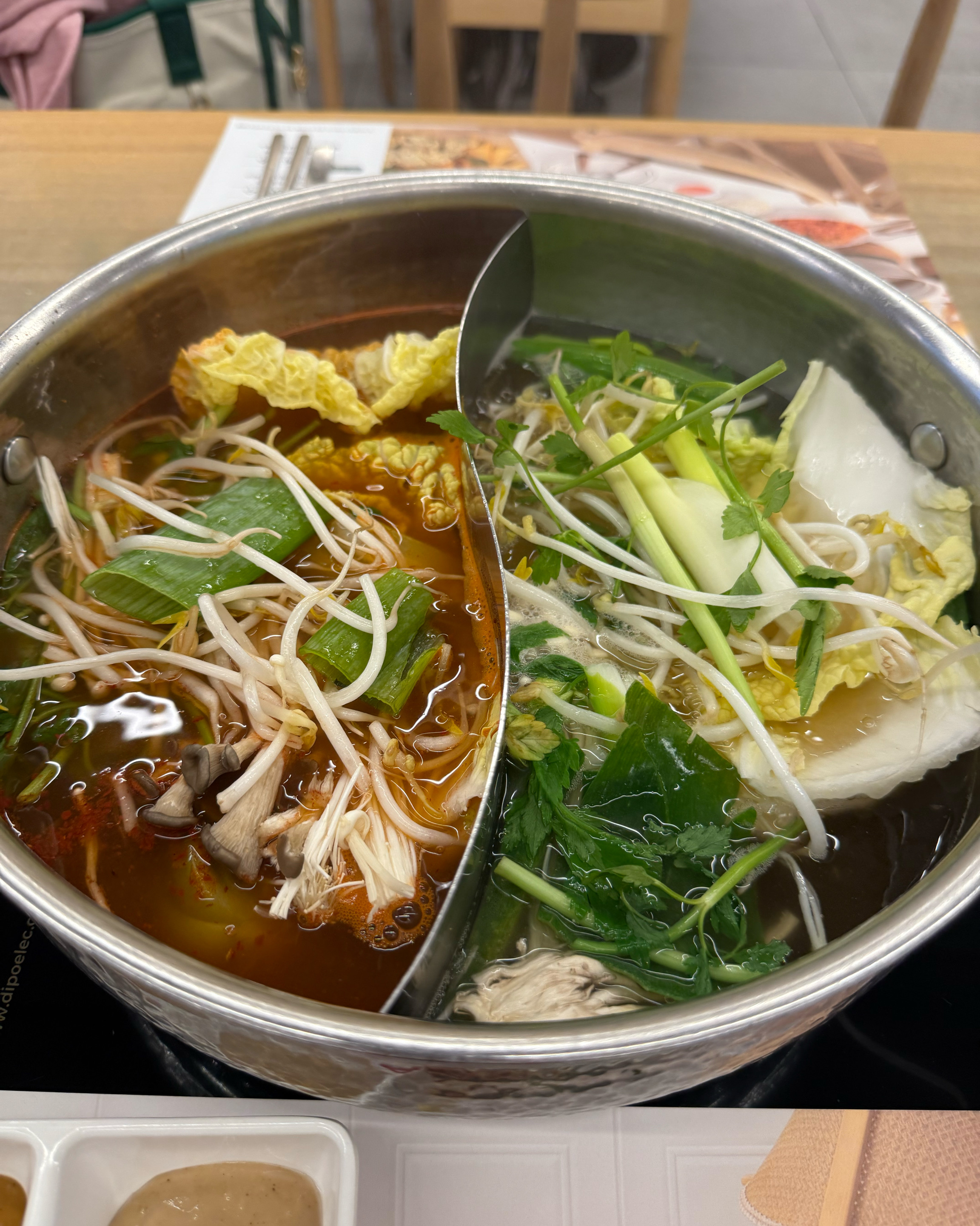 근처 샤브집 다 가봤지만 여기처럼 구성 알차고 맛난곳은 없는것같아요 샤브올데이 다음엔 친구