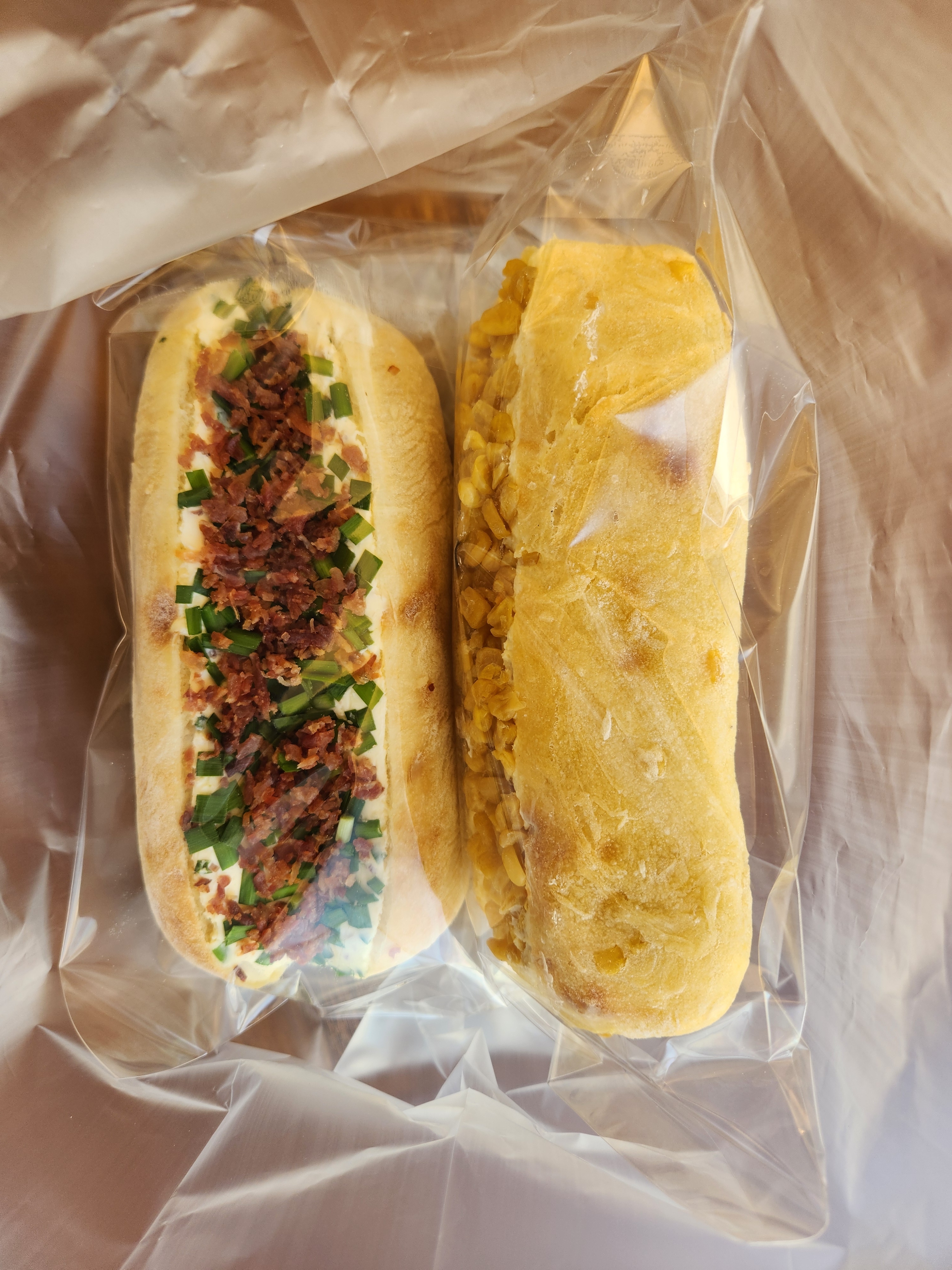 크림 치아바타가 유명한 것 같아서 포장했는데 빵도 맛있고 크림도 맛있어요. 재방문의사 있어
