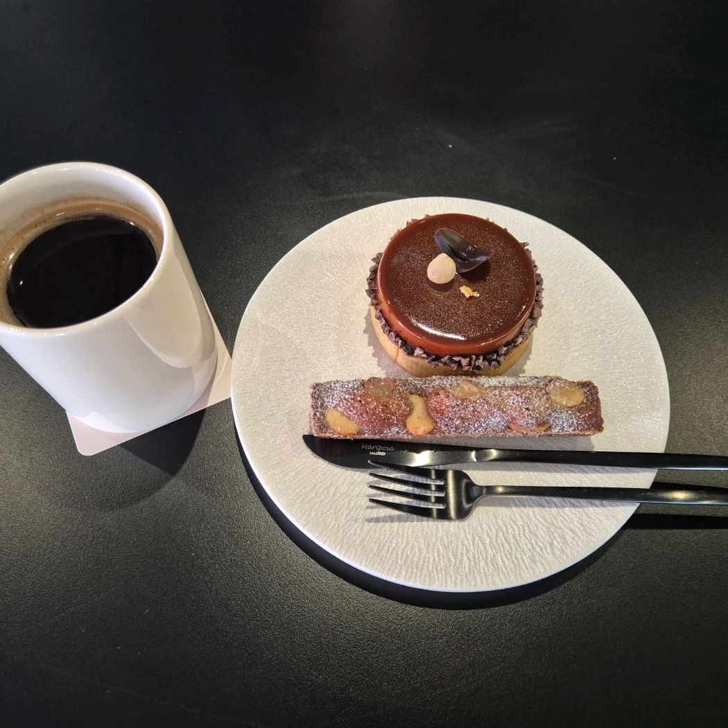 디저트가 너무이쁘고 특히 바닐라 피칸타르트가 맛있는것같아요. - 안양 맛집 데이도트