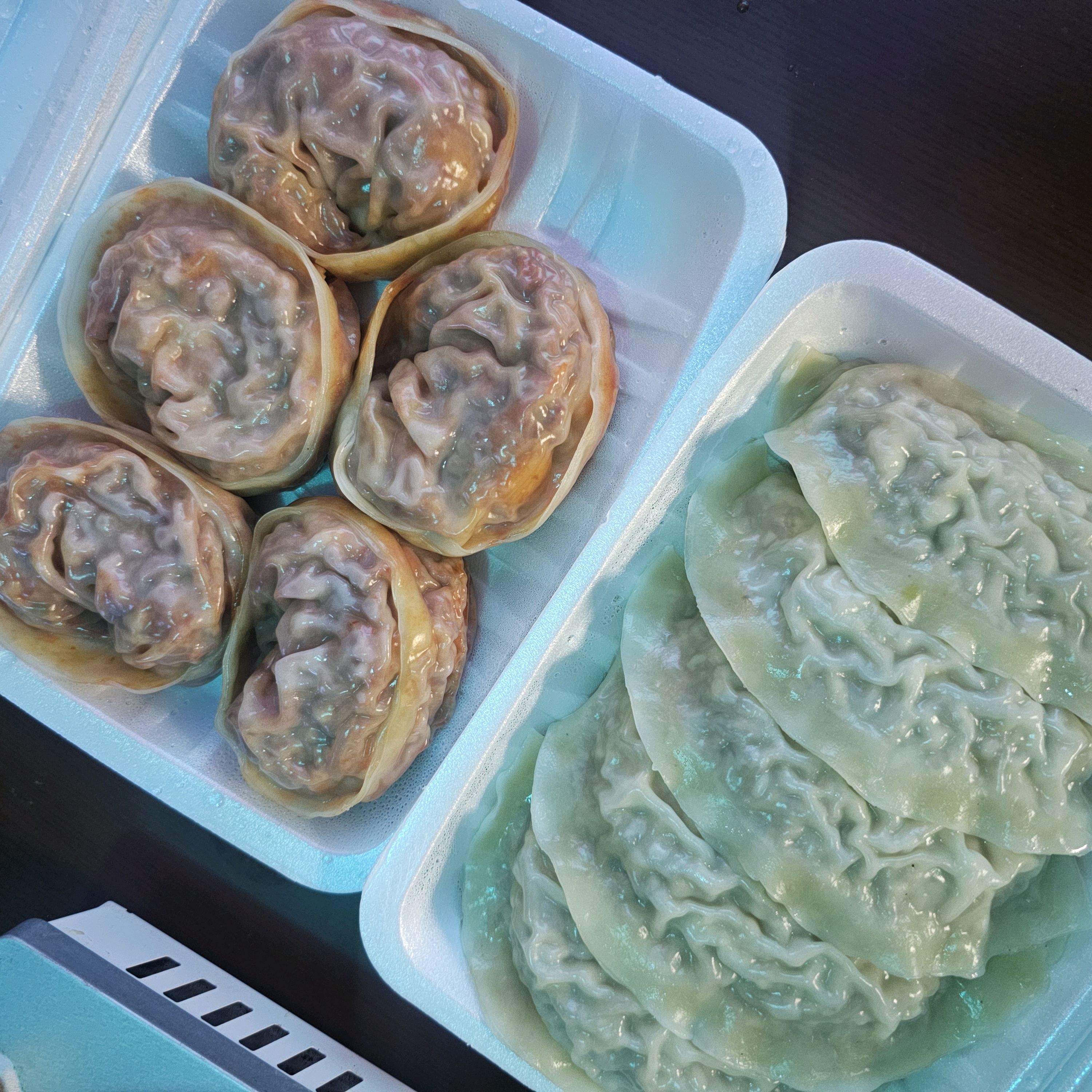 배달로 맛있어서 직접 와봤는데 엄청 친절하시고 매장도 깨끗해요 - 권선동 맛집 만두에 진심
