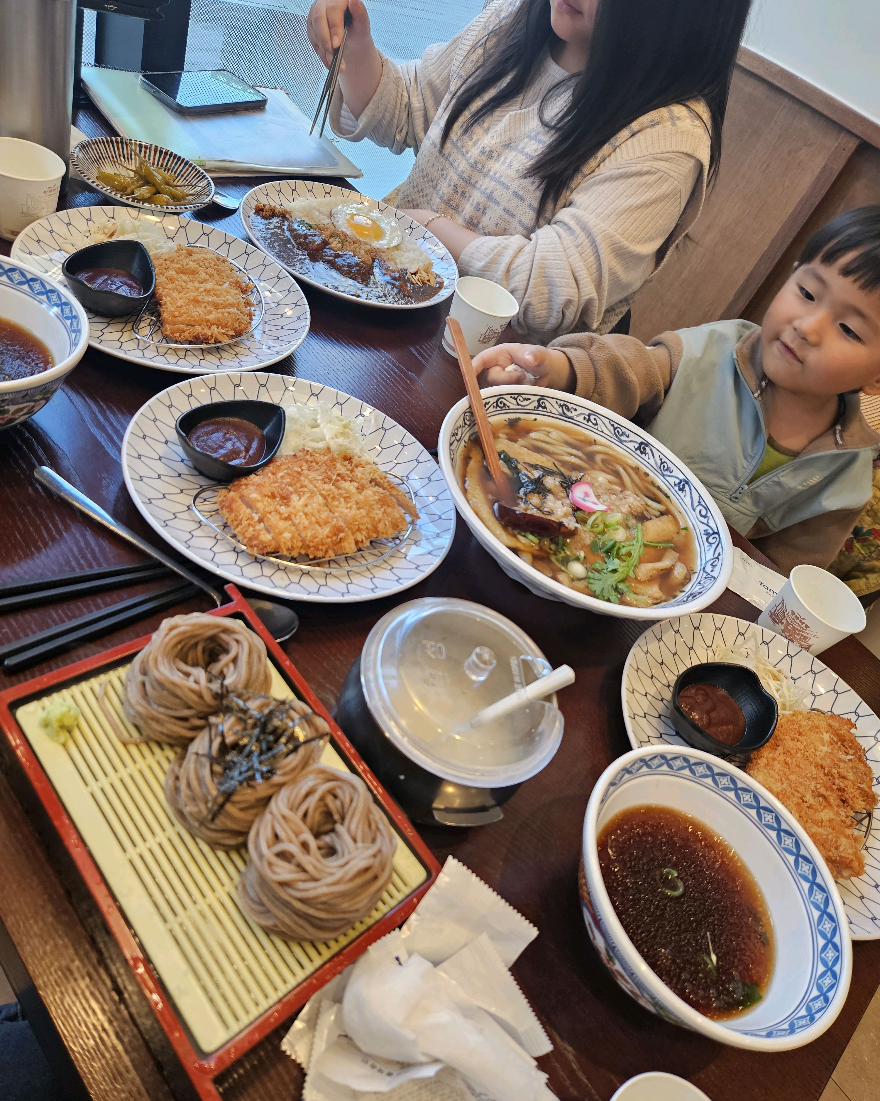 모밀면은 쫄깃하고 돈까스는 담백해서 요즘 자주 찾는 삼동소바예요 오늘도 든든하게 먹고가요 - 지축역 맛집 삼동소바 고양지축점