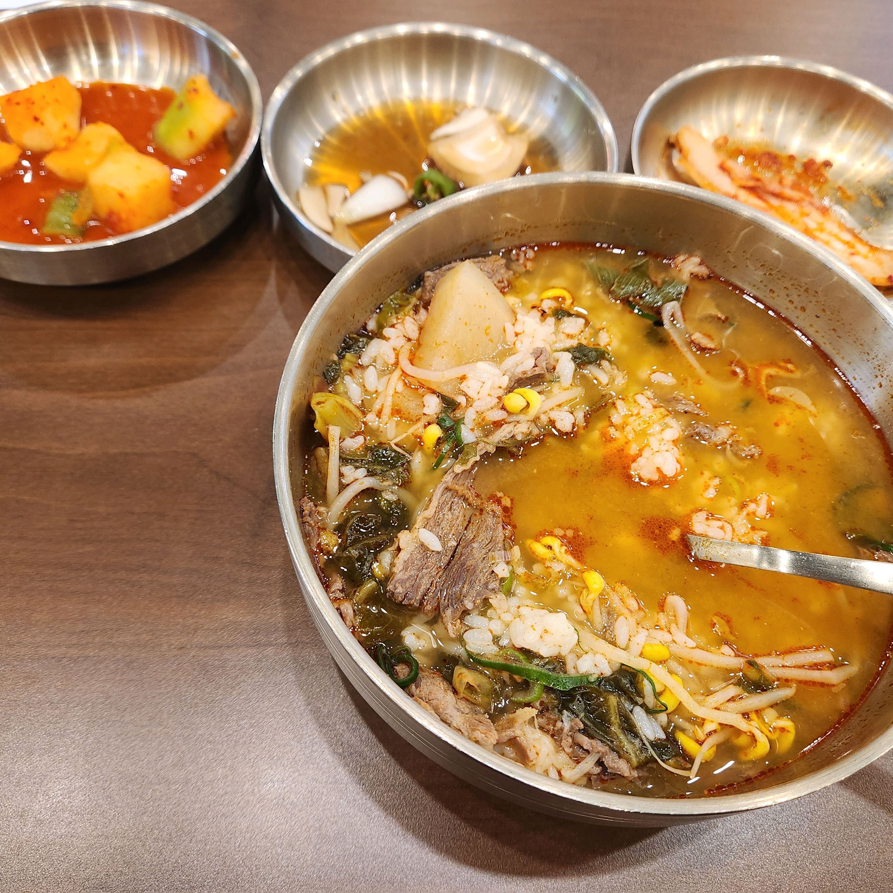육전과 국밥의 완벽한 조화 너무 좋습니다 주차도 편하고 사장님도 친절하시고 자주 와야 겠