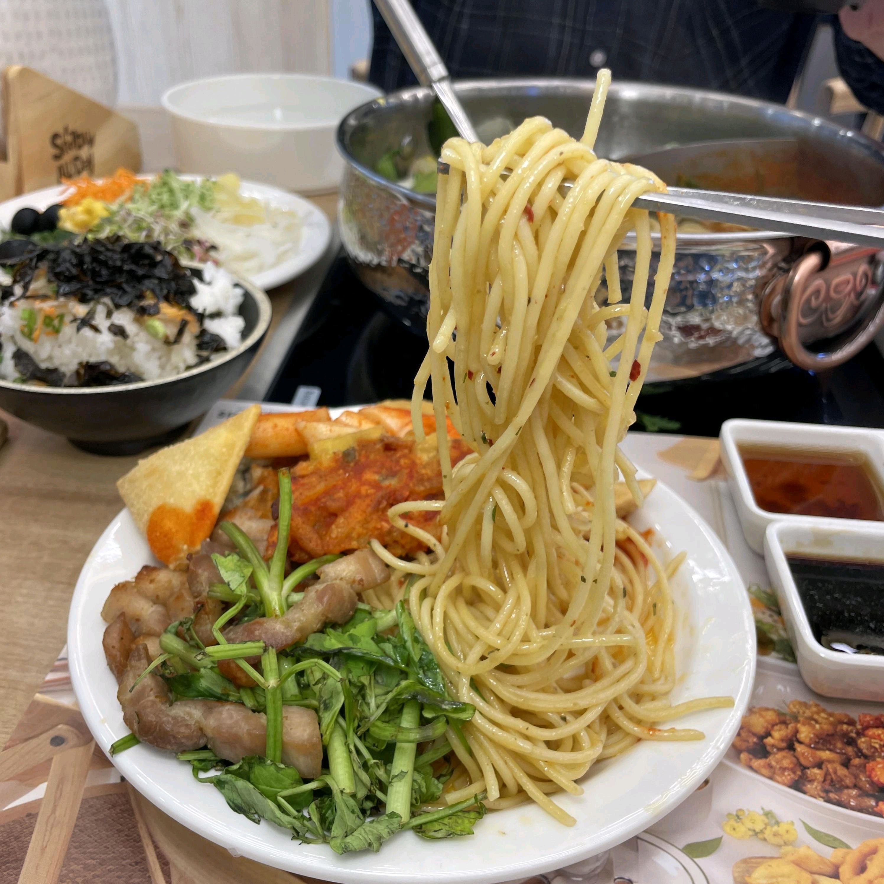 든든하게 양도 많이 먹고 맛도 좋은 곳 찾기 힘든데 샐러드바에 핫푸드까지 먹을 수 있어서
