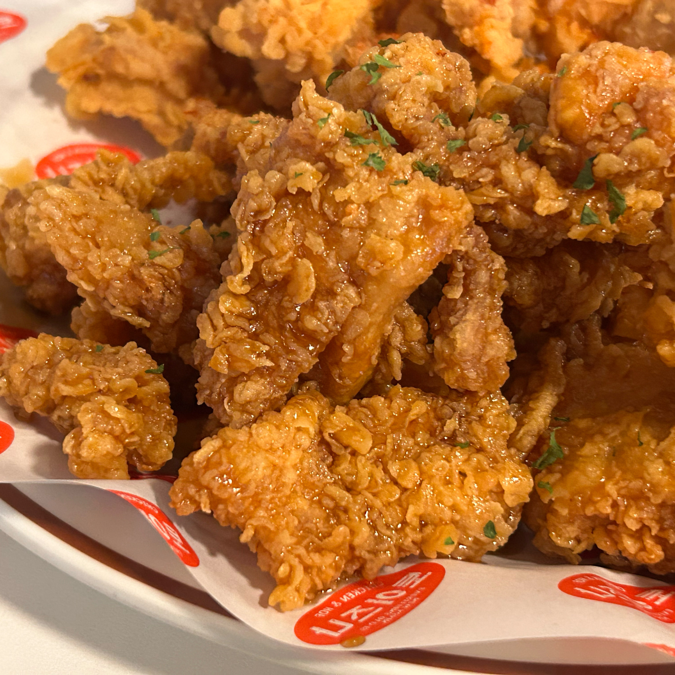 매장 분위기도 좋고 치킨이 진짜 맛도리에요. 간장치킨 완전 추천입니다✨ - 천호동 맛집 토이즈나
