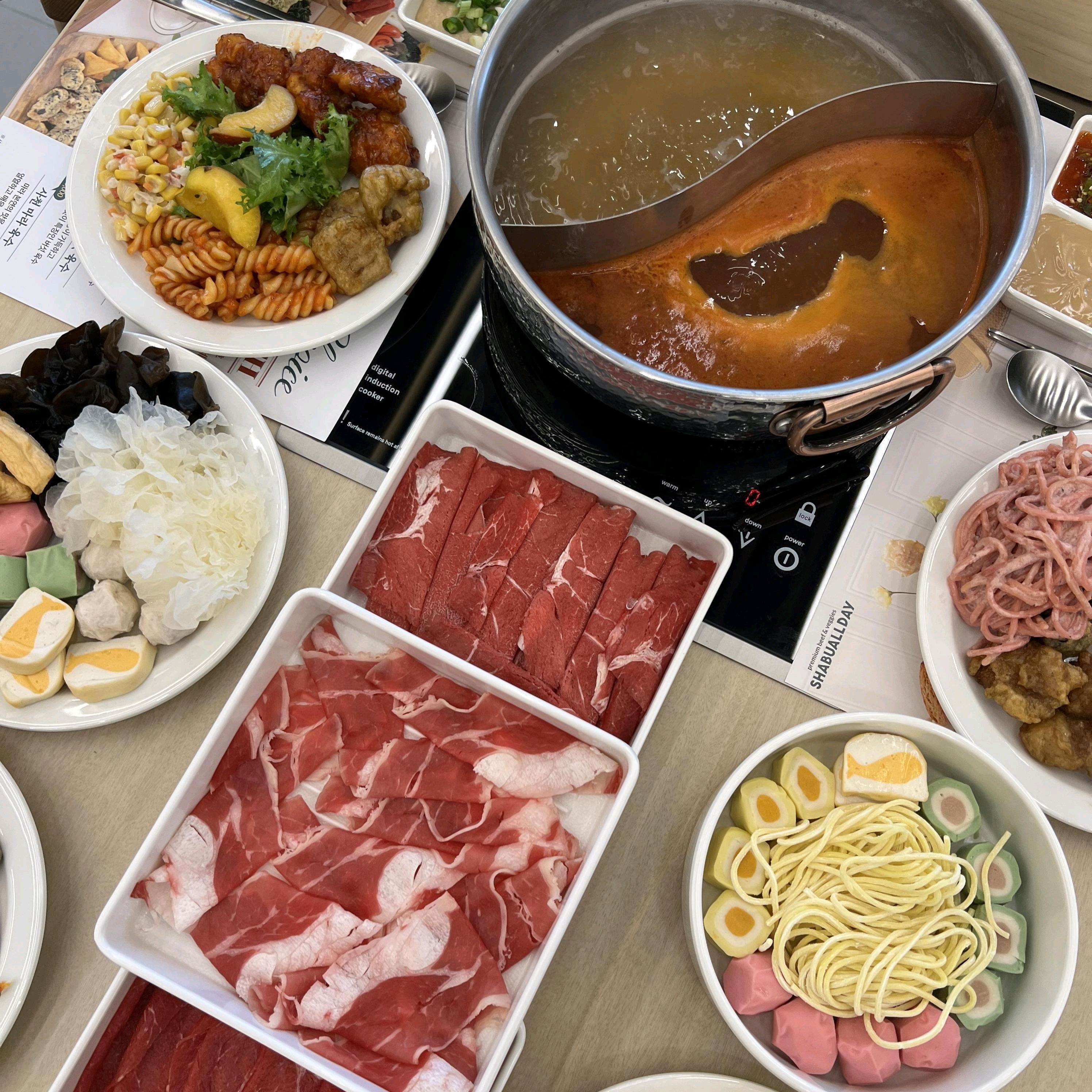 소고기 샤브샤브 무제한 좋네요 다양한 야채 모둠도 계속 리필하면서 먹었어요 라이스페이퍼도