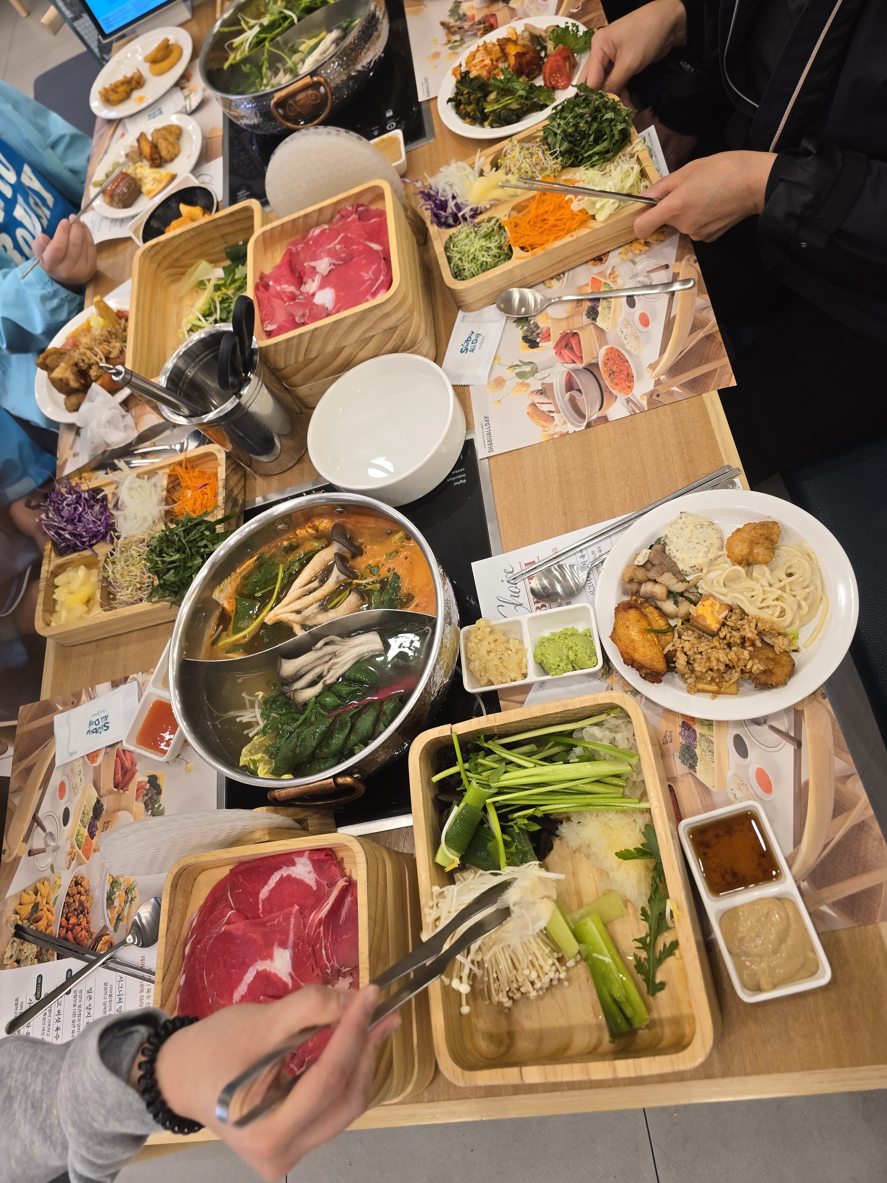 1인 29900 주말에 가족단위로 브레이크타임까지 계속 웨이팅있어요 좌석은 넓진않아요 샐러