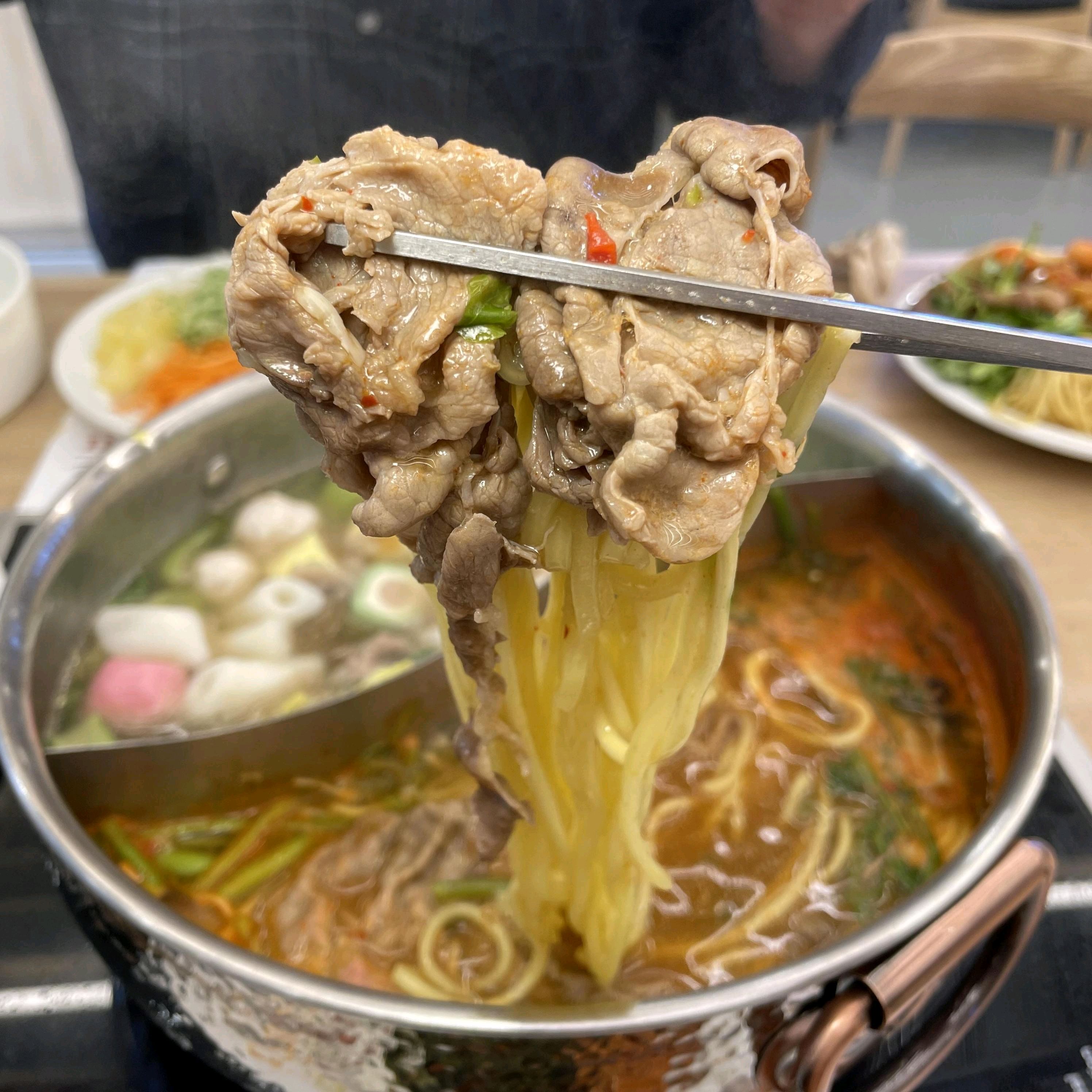샐러드바 먹을 수 있는 곳 찾다가 가족이랑 같이 방문했어요 가족들이랑 샤브샤브 무제한으로