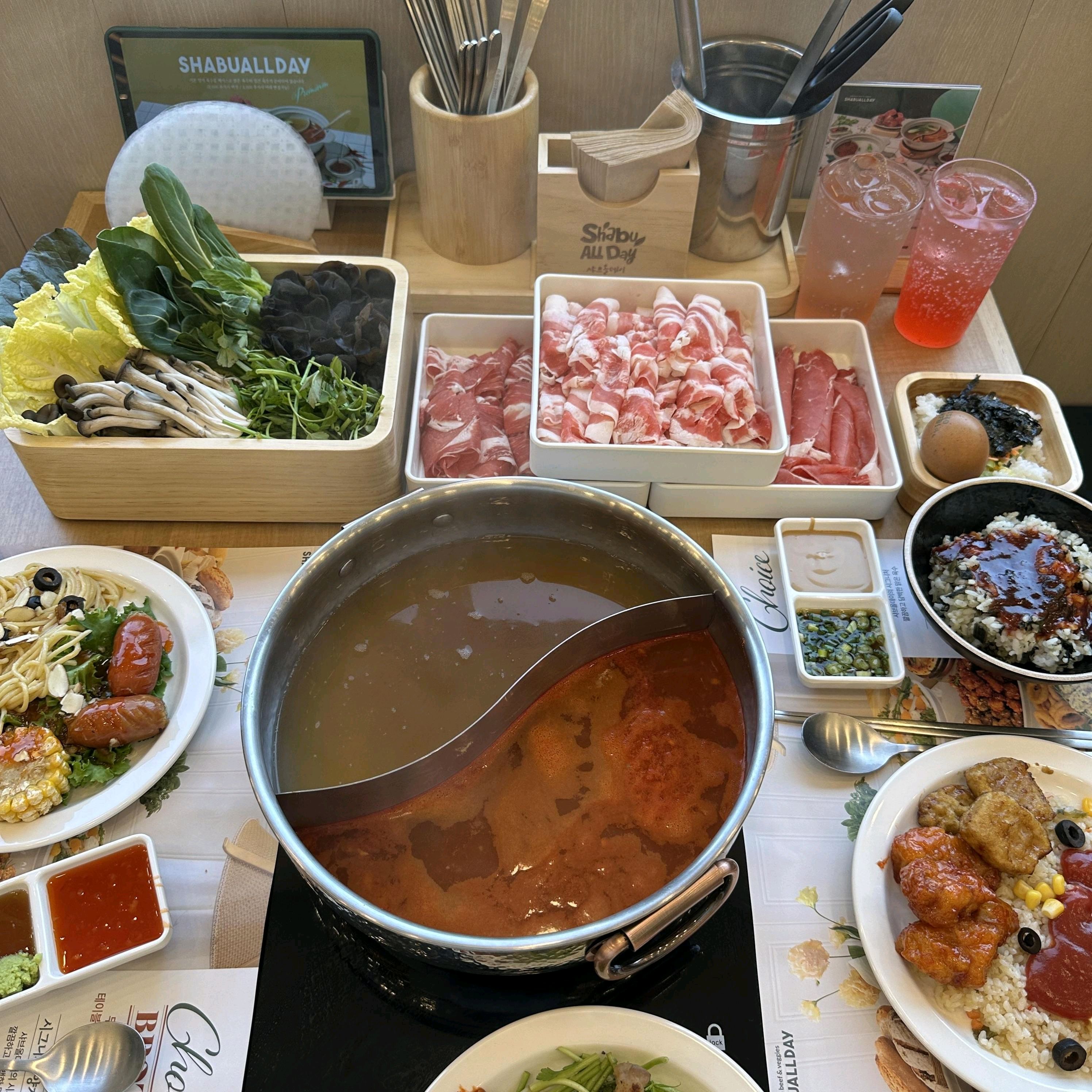 너무 괜찮은 곳이네요 무제한 샤브샤브에 샐러드바까지 마음껏 즐기고 왔어요 특히 프리미엄 소