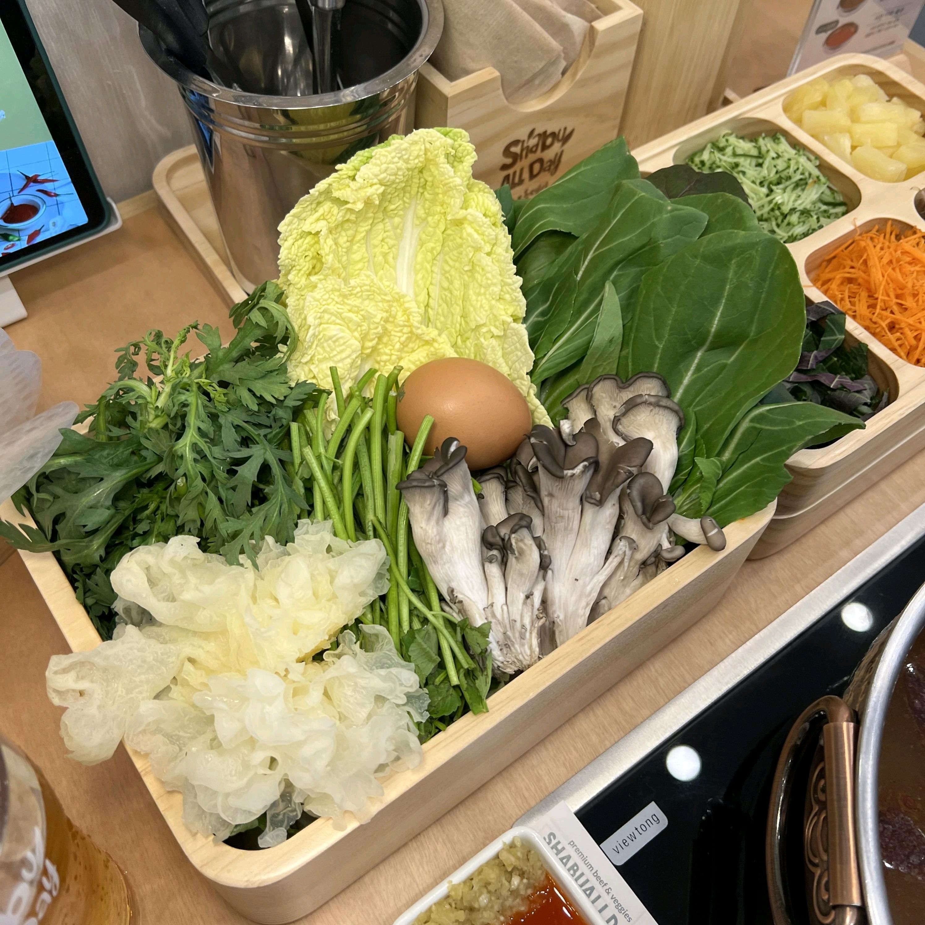 디핑소스가 참 여러가지라 취향대로 골라먹는 재미가 있었어요 신선한 야채와 함께 라이스페이퍼