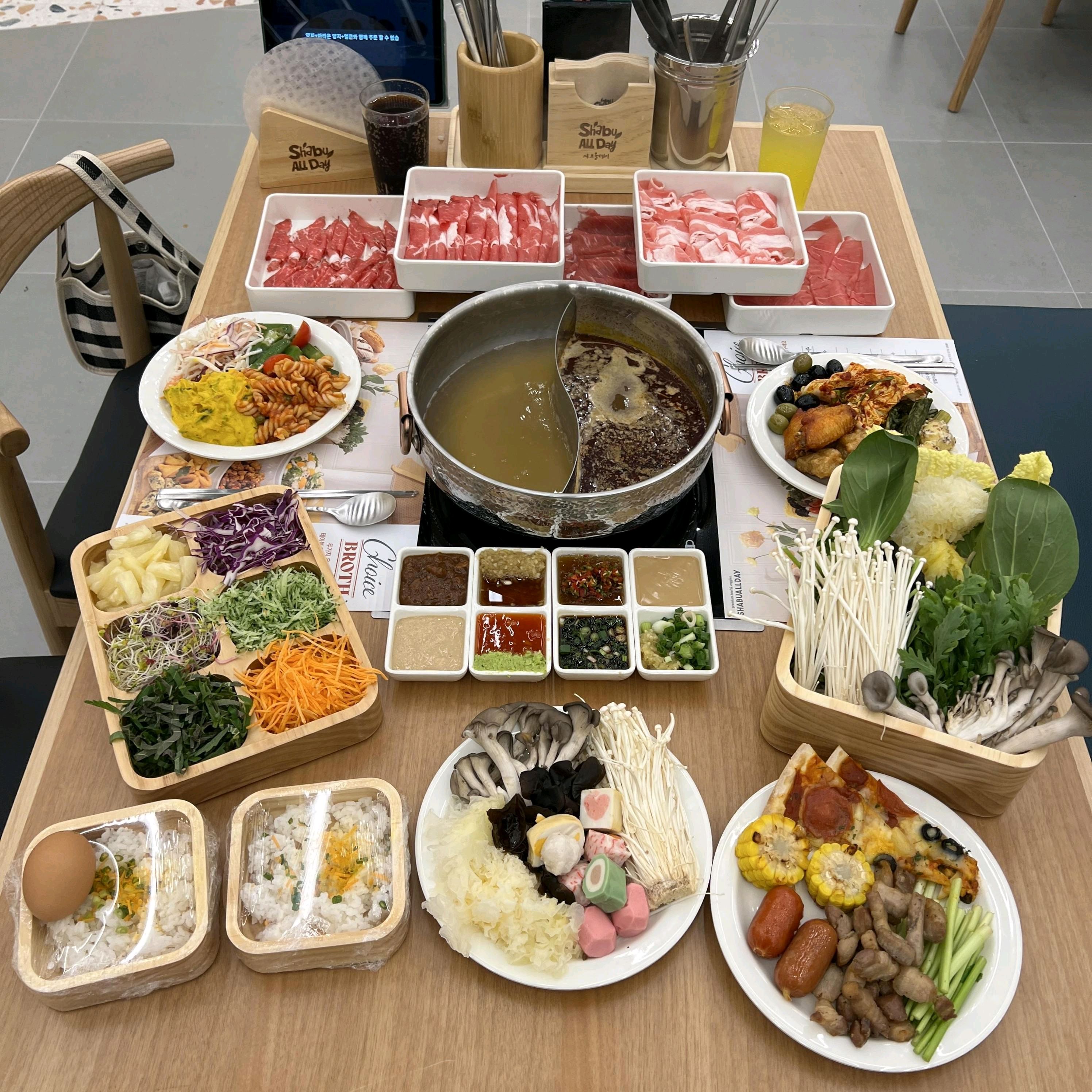 소고기 샤브라 다른데랑 다르게 넉넉히 주시네요. 다양한 채소들에 고기 양도 충분해서 무제한