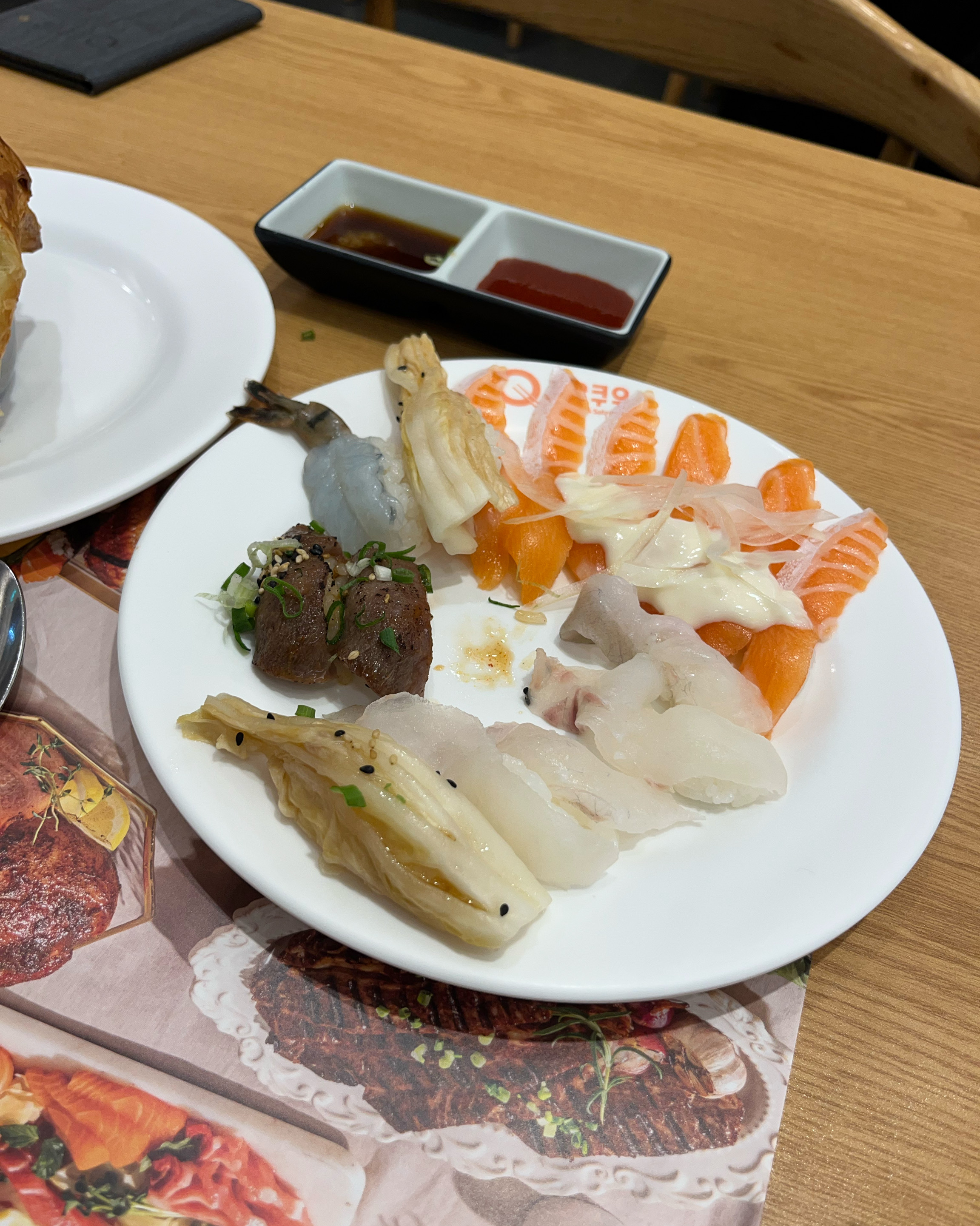 생각보다 퀄좋고 존맛 연어광어초밥 비린내 아예없고 생각보다 간장새우가 킥 - 광주 상무지구 맛집 쿠우쿠우 광주상무점