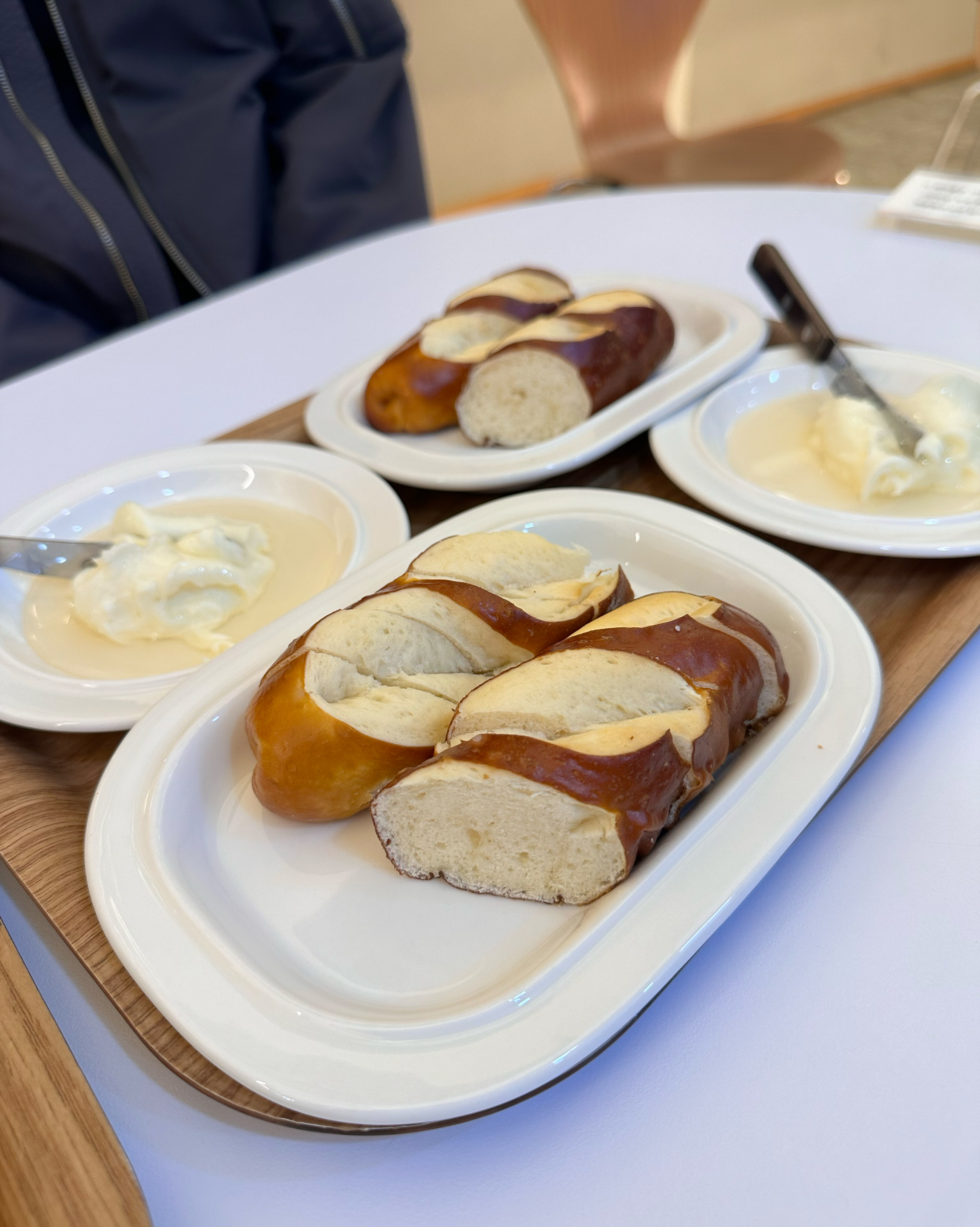 카이막 너무 맛있어서 1인 1카이막해요… 그리고 카푸치노도 맛있어요! 여름에는 수박을 생으