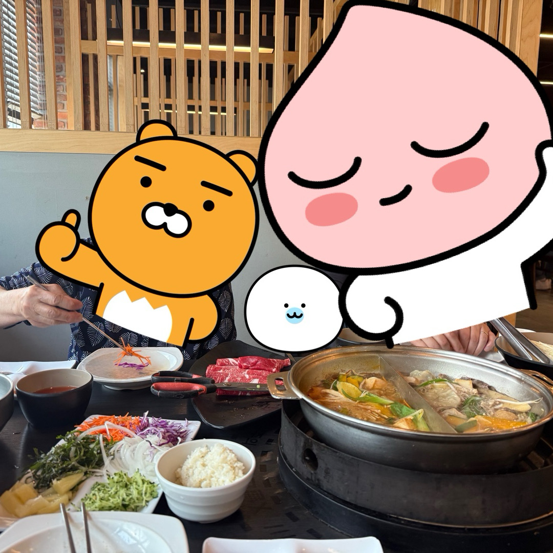 돌 안된 아기랑 3살 아이랑 어르신과 같이 가기에 좋은 식당이예요. 미리 좌식 자리를 예약