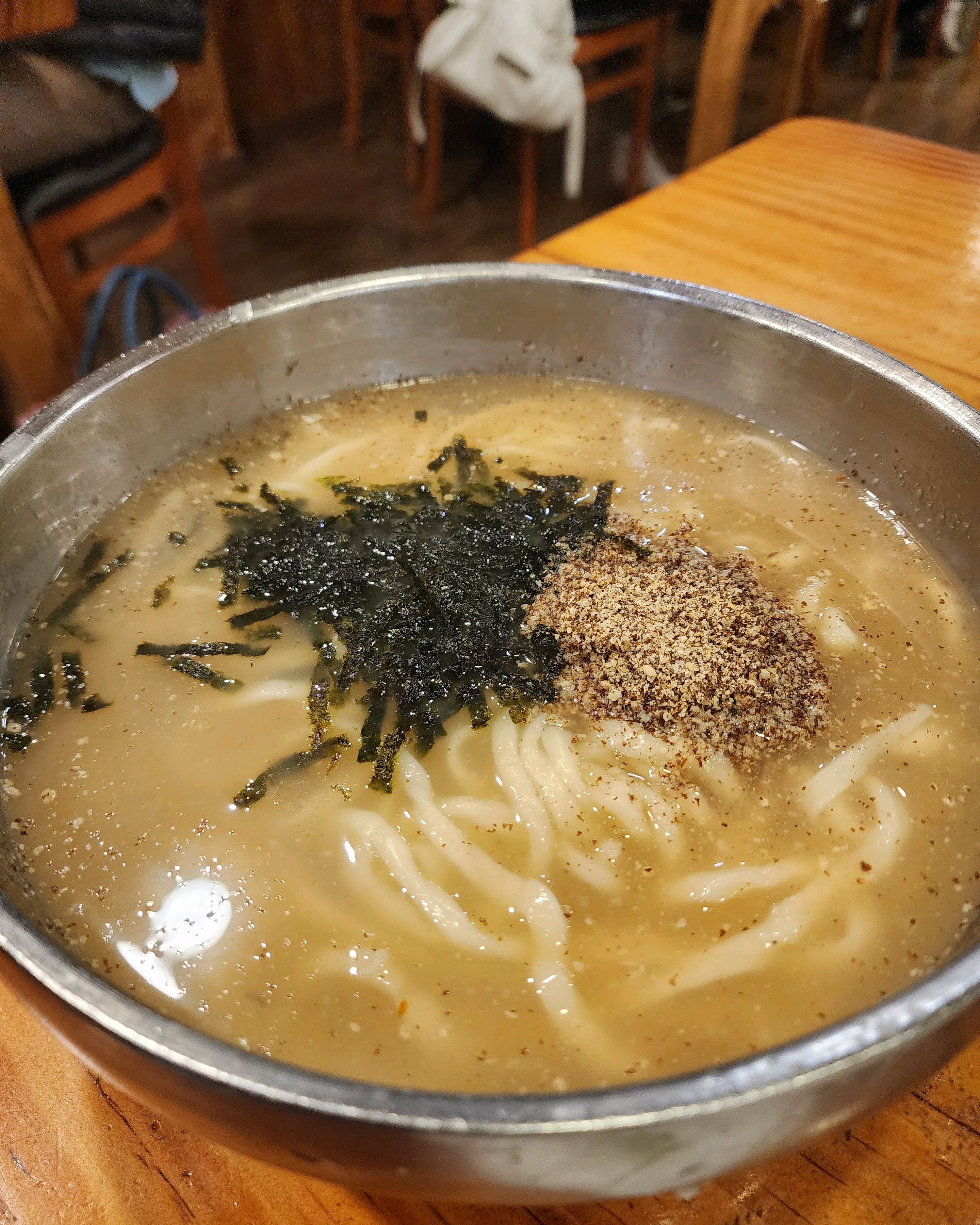 칼국수와 수육 모두 극강의 가성비를 자랑합니다. 그렇다고 맛이 모자란것도 아니구요. 수육은