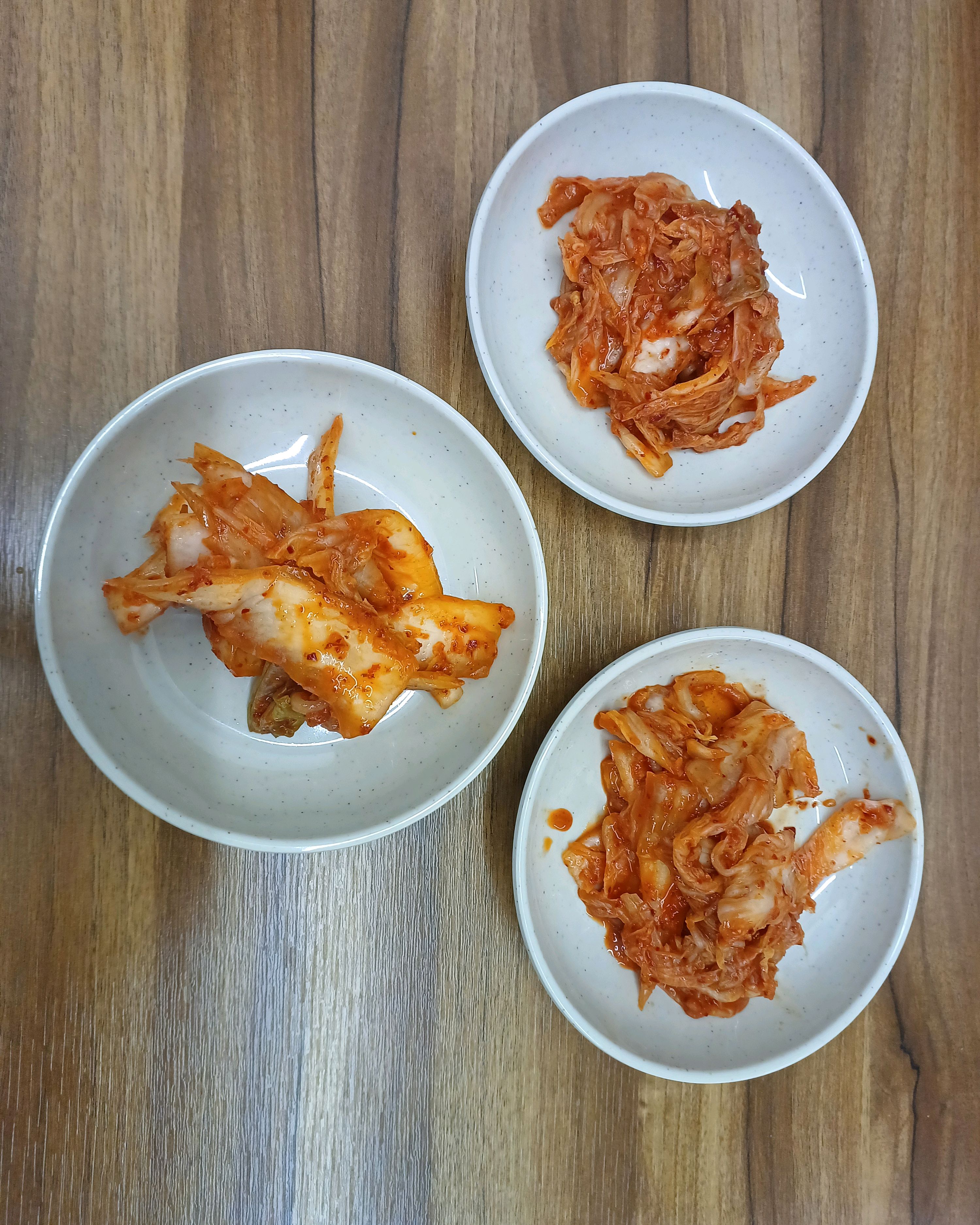 강동근처로 이사오고 가족들이랑 칼국수 생각날때 옵니다. 여기 칼국수랑 김치 맛있어요. 강