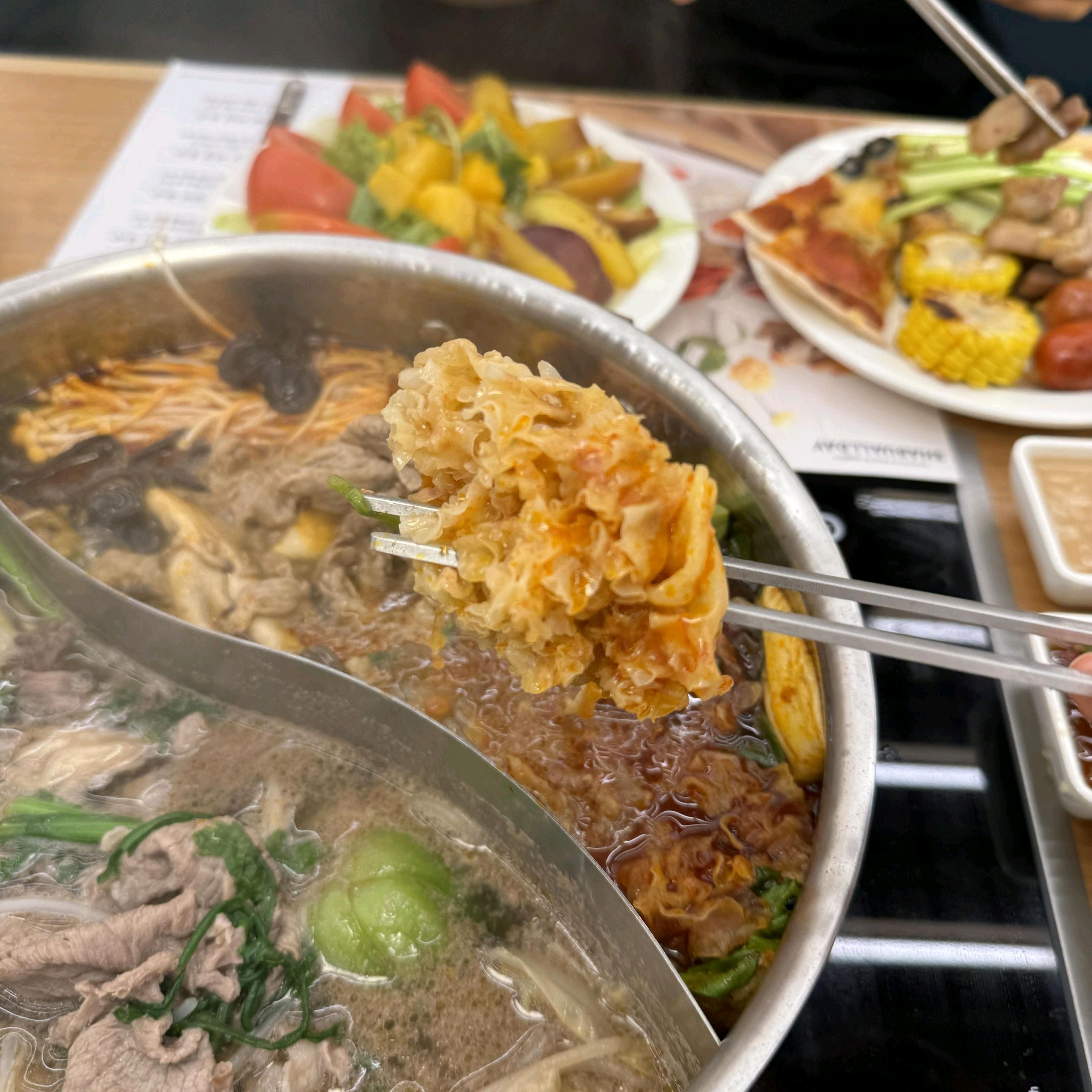 친구랑 왔는데 소고기 진짜 신선하더라~ 샐러드바에서 채소도 골라서 샤브 국물에 넣으니 완전
