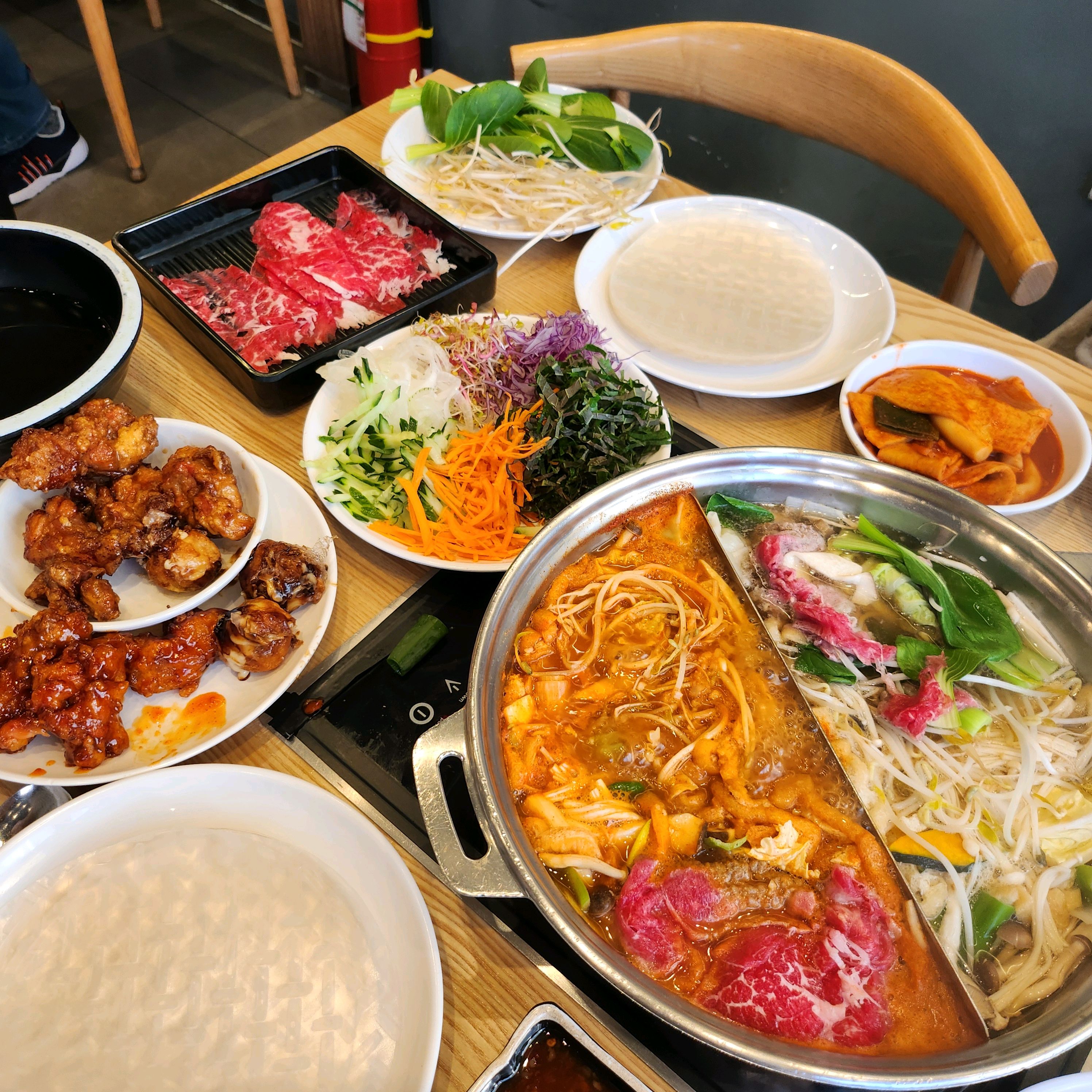 고기무한리필, 신선하고 다양한 쌈재료와 야채, 다양한 소스와 다양한 샤브샤브 부재료까지 샤