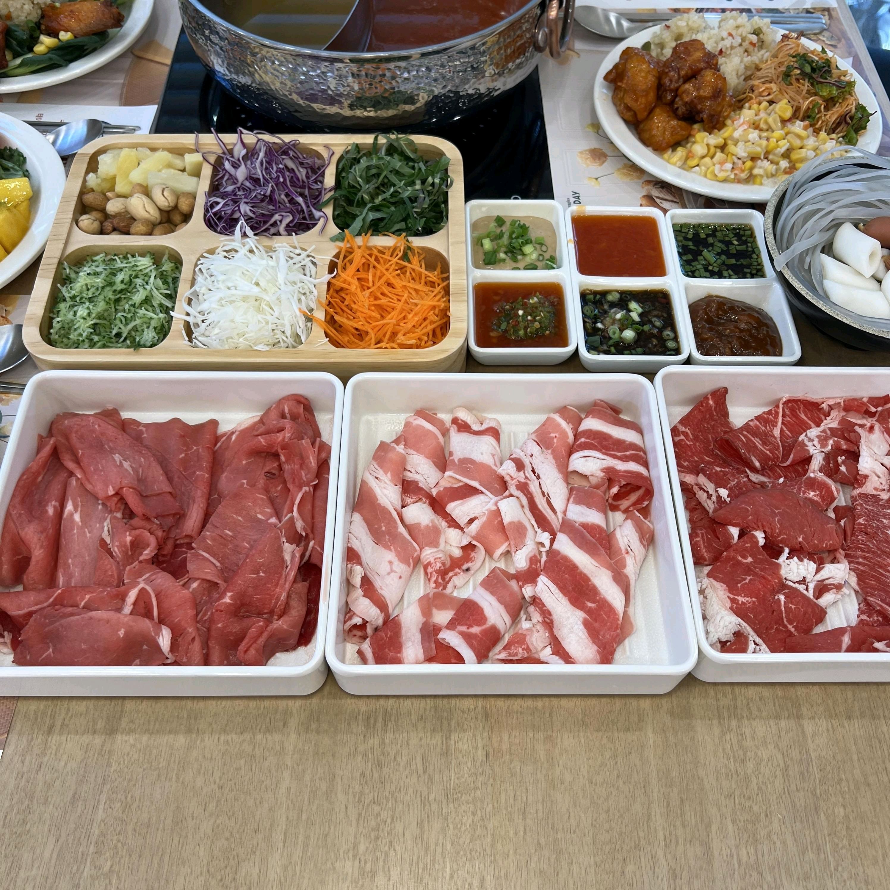 대만족이에요 프리미엄 호텔식 뷔페를 즐길 수 있어서 기분이 좋았어요 샐러드바도 깔끔하고 샤