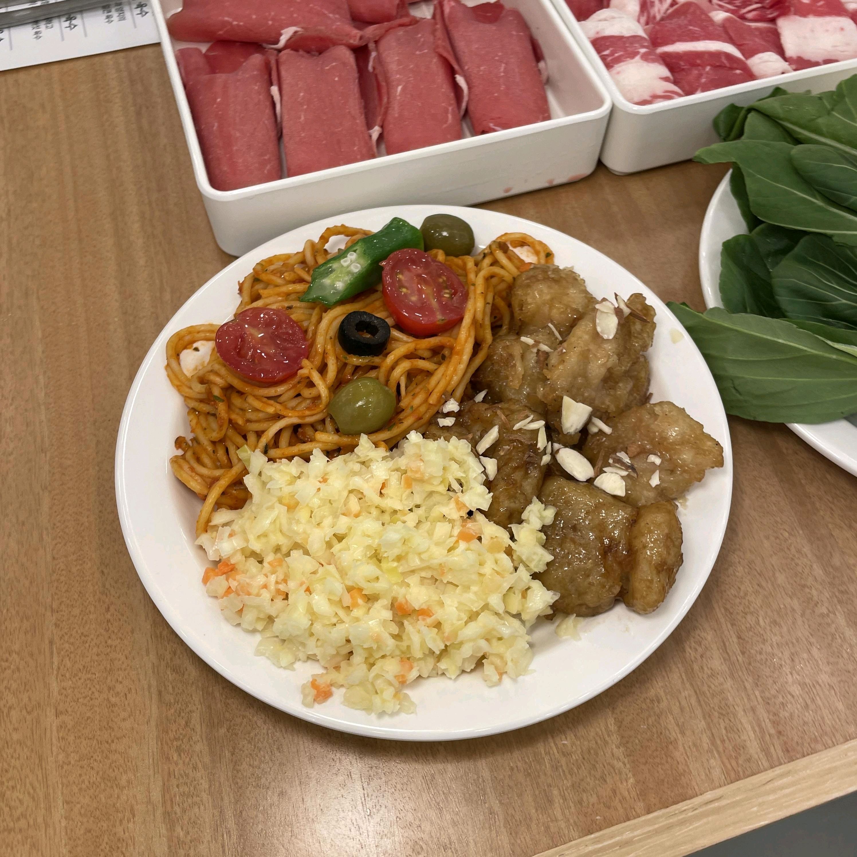 친구랑 샤브랑 샐러드바 다양하게 즐겨서 좋았어요. 프리미엄 소고기 샤브 맛있고 샐러드바도