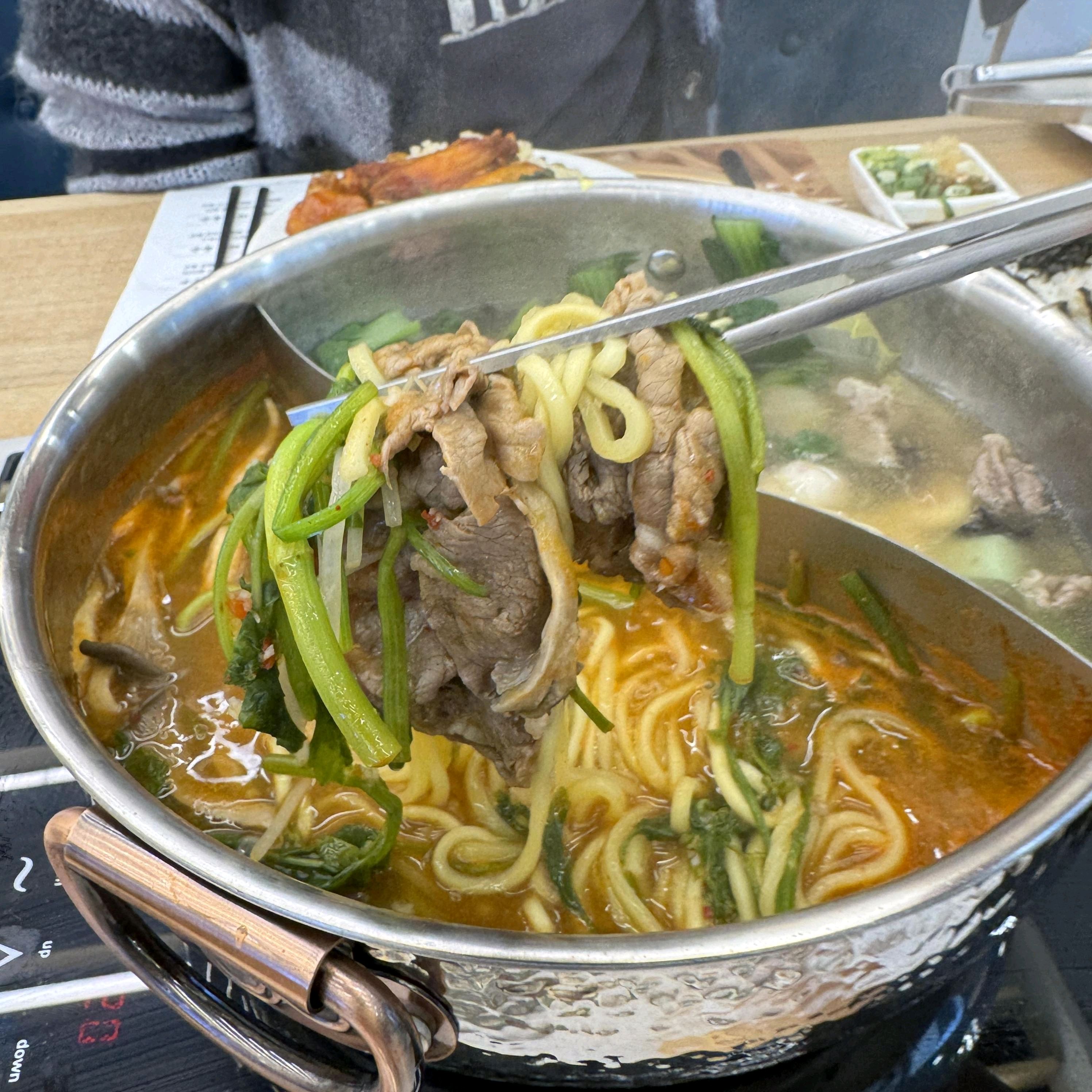 국수와 떡사리 모두 맛있었어요. 각자 취향대로 월남쌈도 만들어 먹을 수 있어서 더 즐거웠던