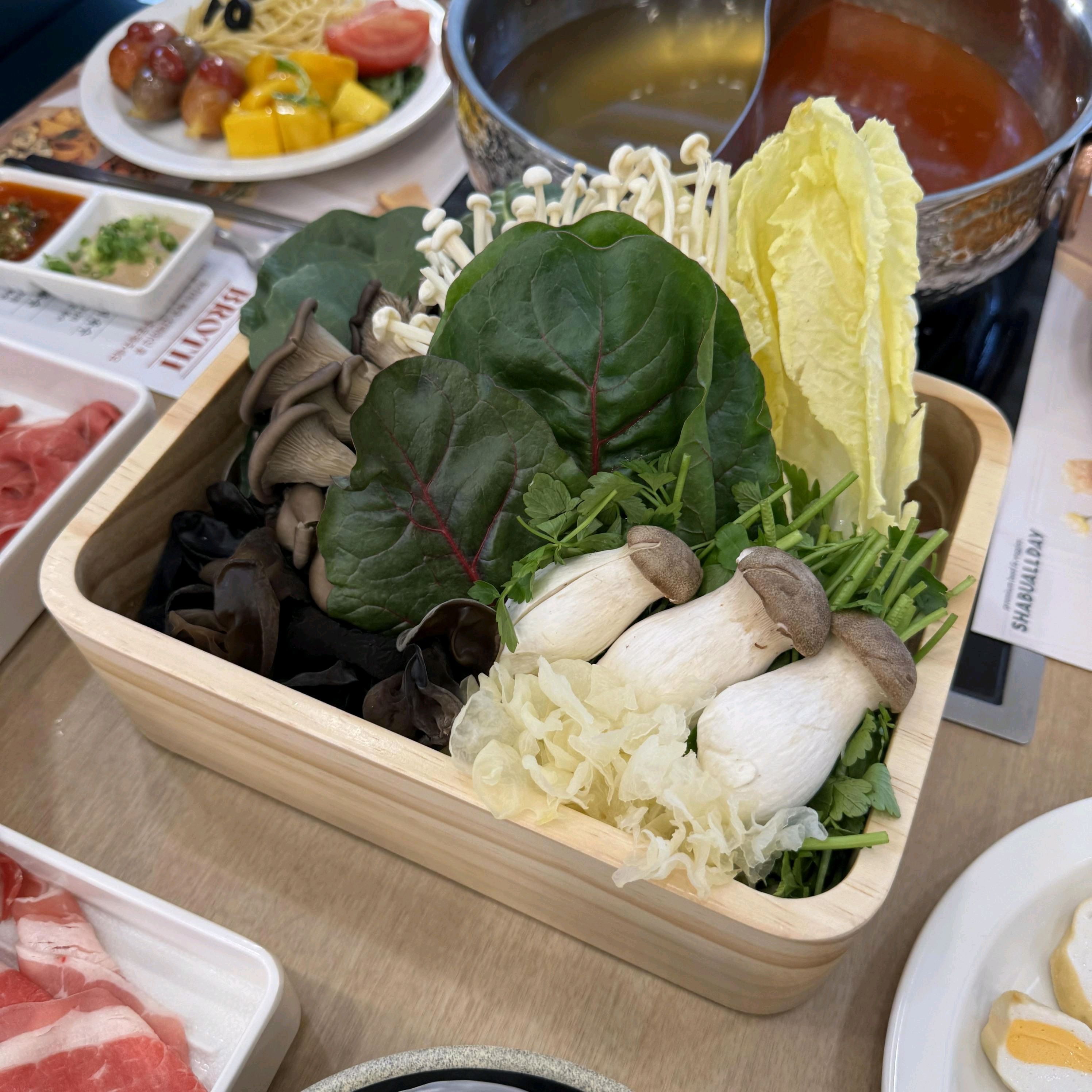 가격대비 만족스럽고 신선한 음식이 정말 좋았어요. 샐러드바 메뉴도 다양해서 골라먹는 재미가