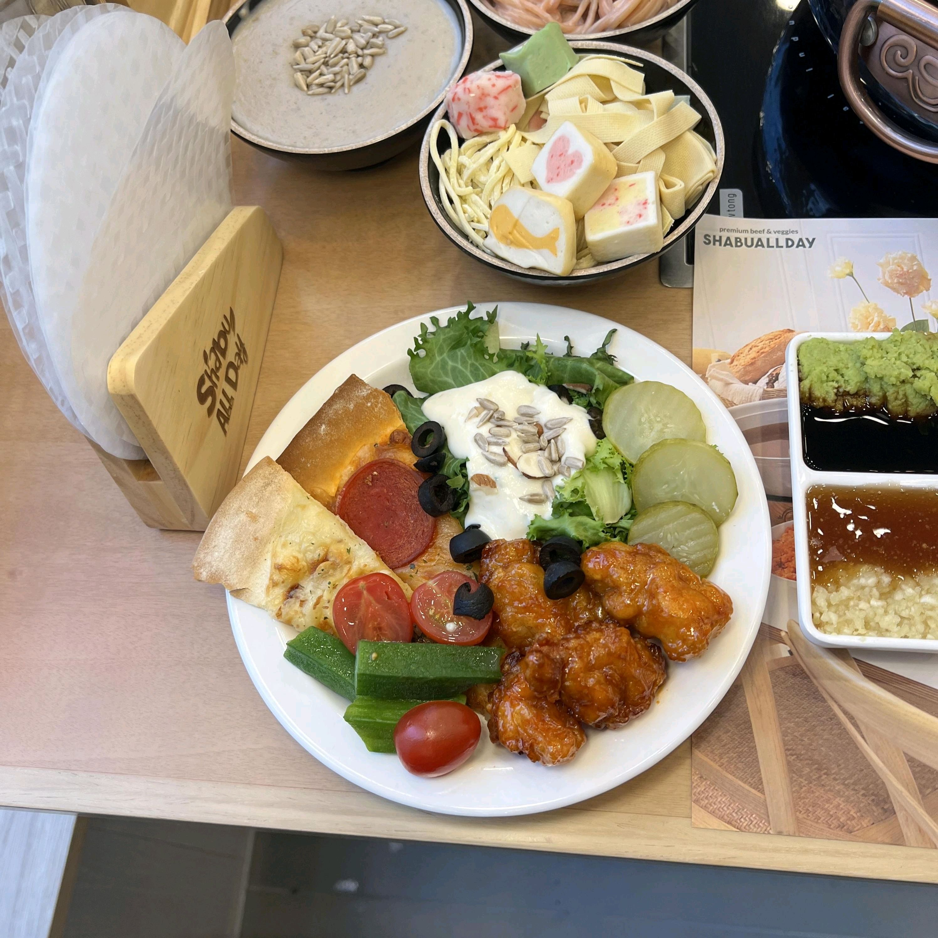 샤브 맛이 진하고 소고기 질도 좋아요~ 취향에 맞게 월남쌈도 만들어 먹고 샐러드바 이용할