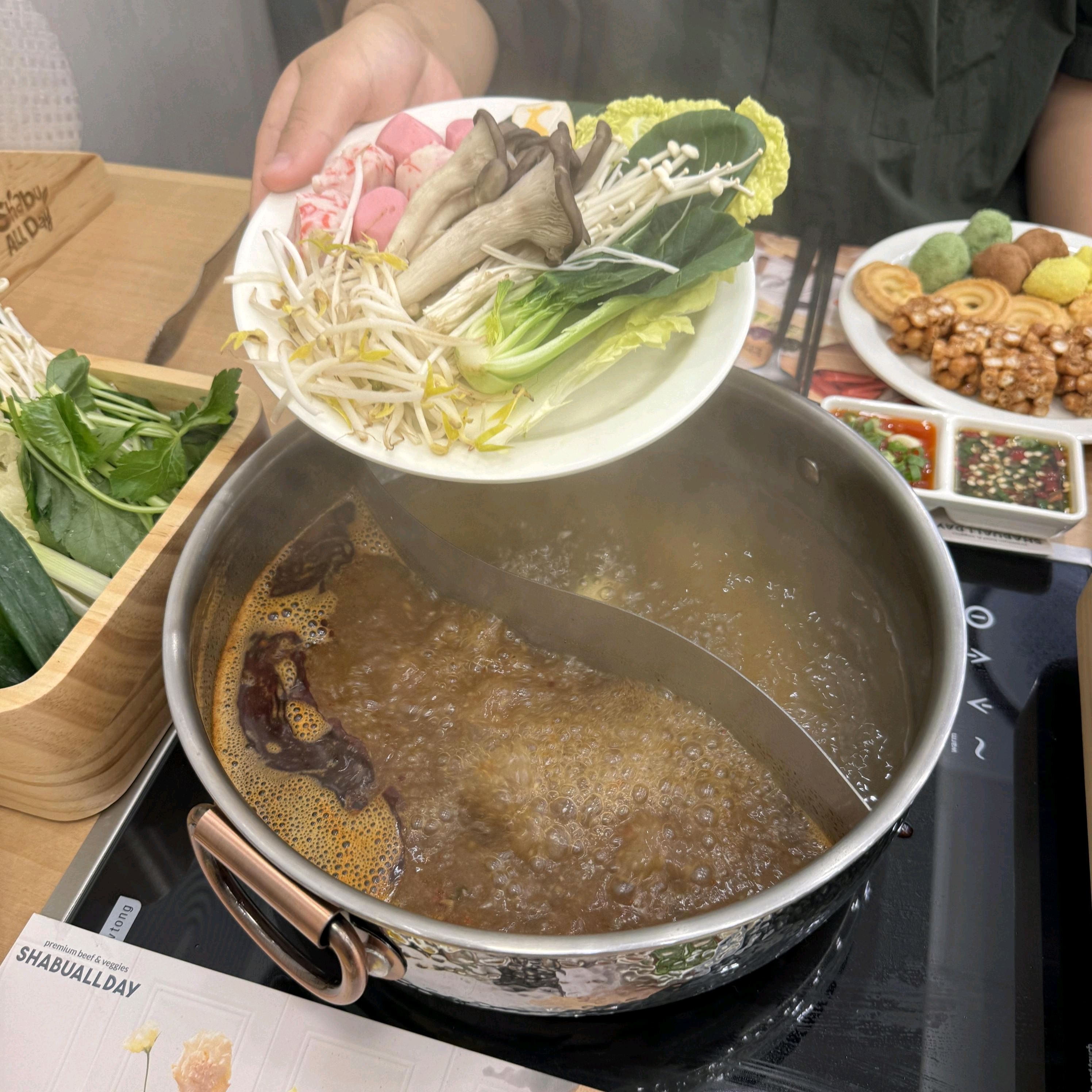 무제한으로 드실 수 있어서 부모님과 함께 가니 좋네요 샐러드바도 있어서 여러 음식 즐기면서