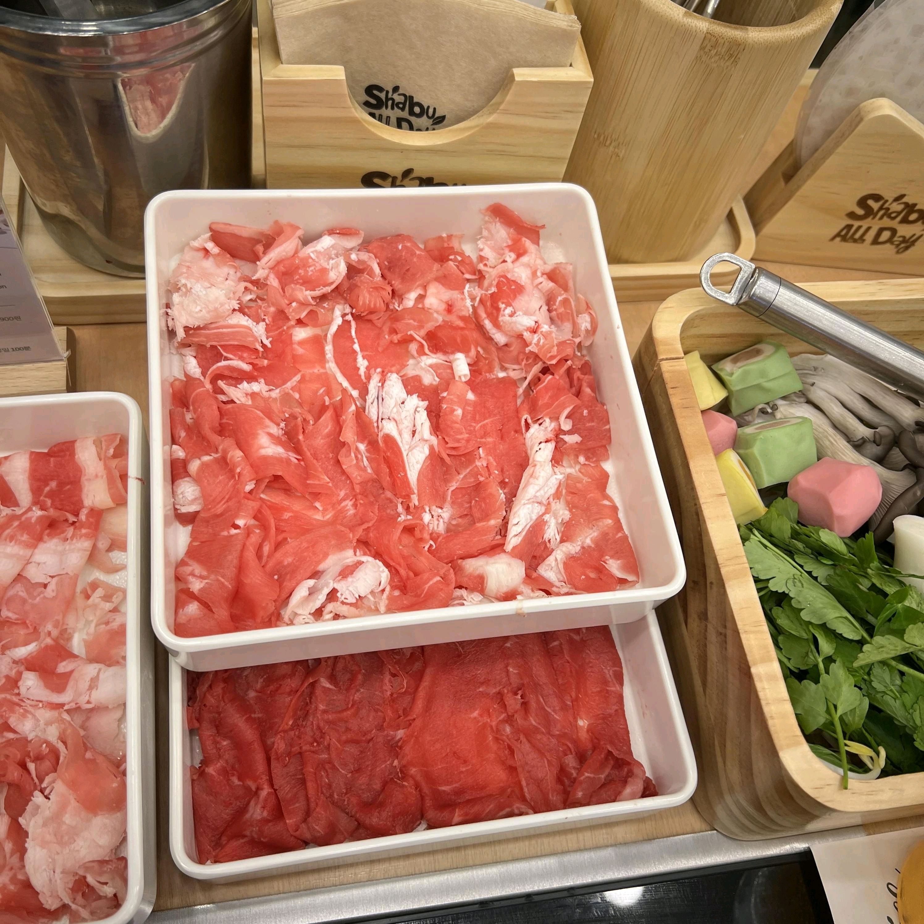 좋아요 엄청 만족했네요 소고기 샤브는 역시 양이 푸짐해야죠 샐러드바 이용하면서 든든하게 먹