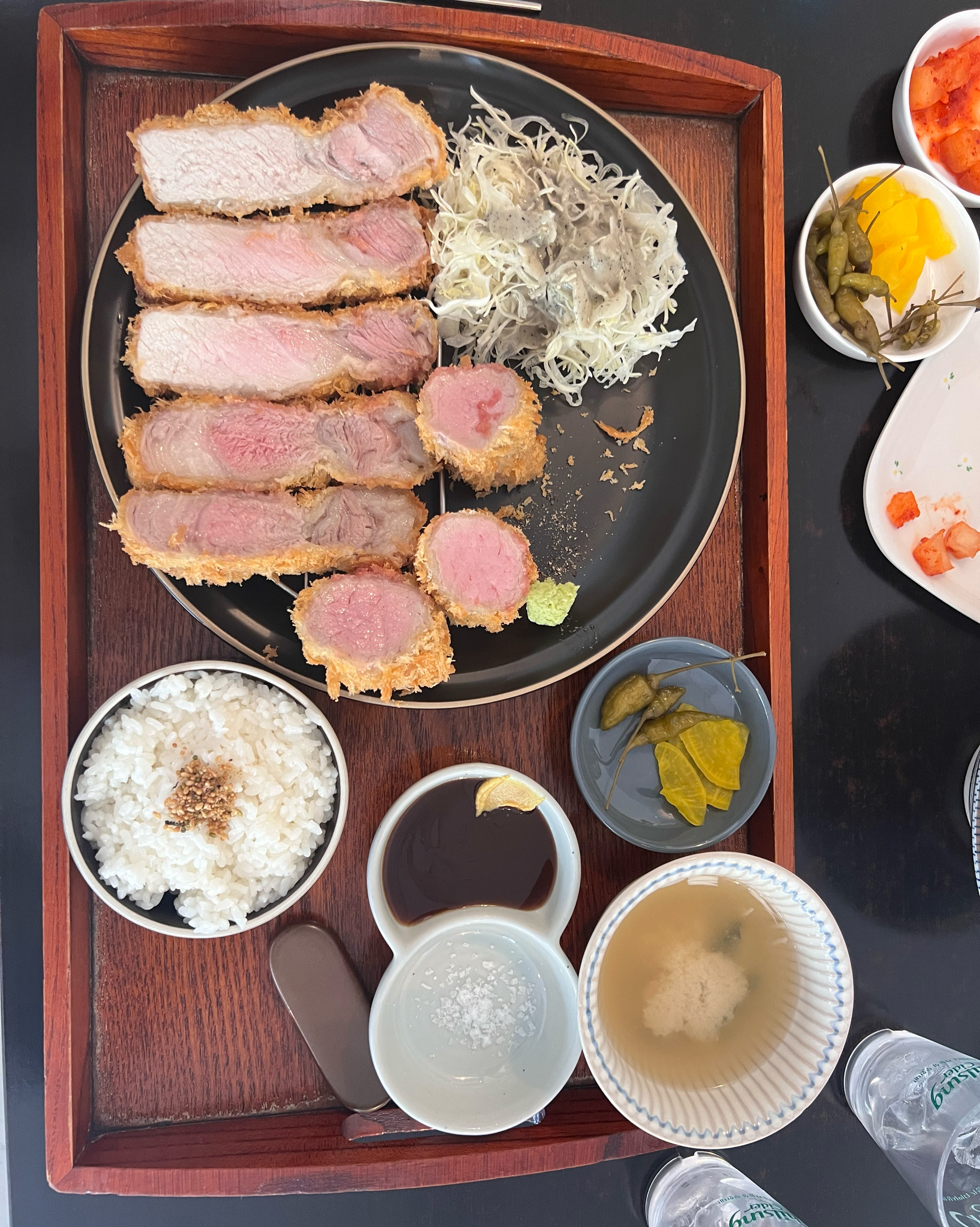 돈까스 비주얼부터 맛이 느껴질정도에요! 하이라이스 고기도 너무 부드럽고 맛있었습니다! 치즈
